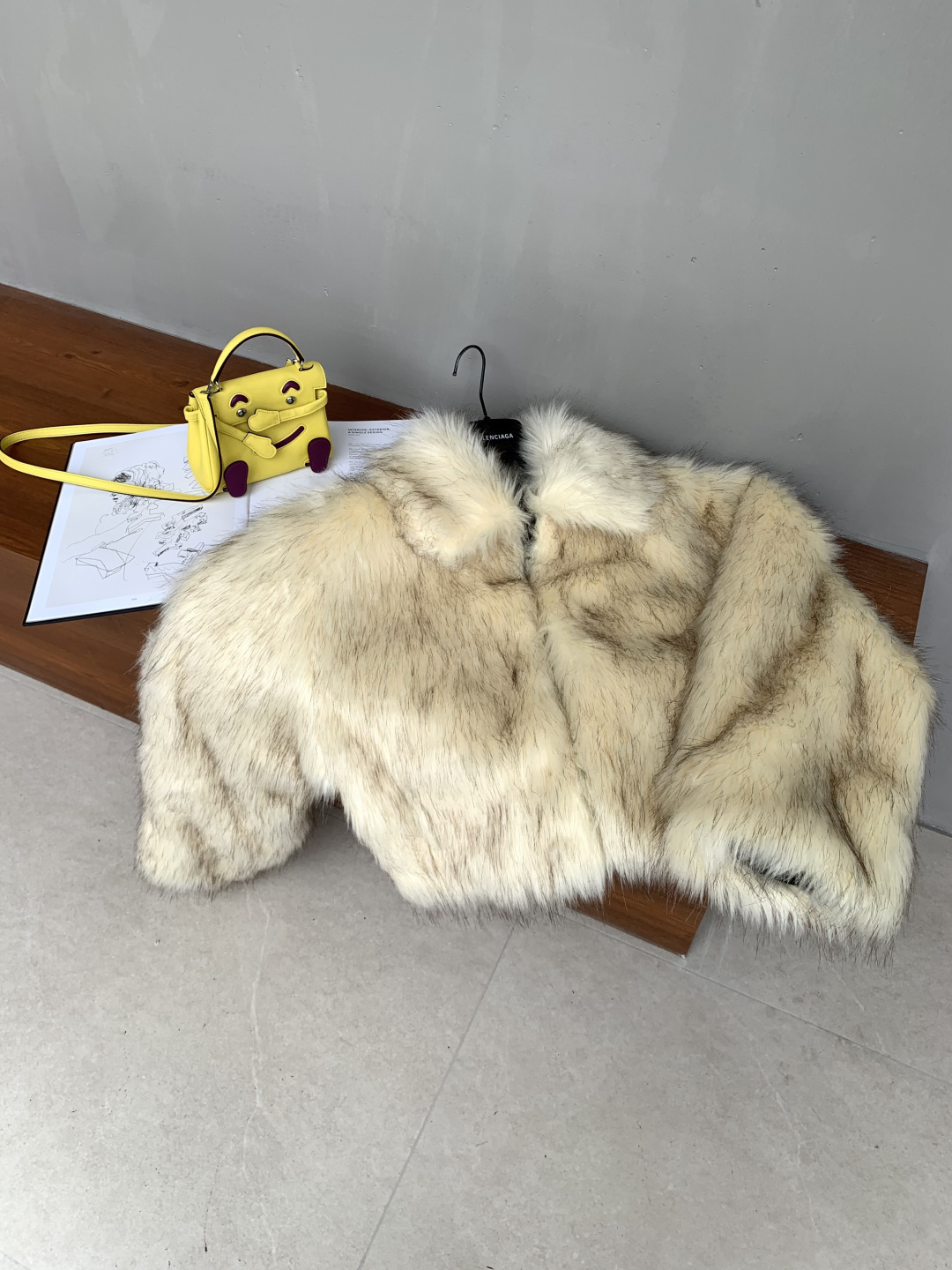 NO:694525,Rarely Alike imitation fox fur coat, this imitation fox fur coat is made of environmentally friendly materials, short design + lapel, light beige color is super gentle, very atmospheric for autumn and winter wear, the plush is fine and soft, warm and fashionable, the loose version is super friendly to the figure, the zipper design is easy to put on and take off, commuting and festivals can be easily controlled, paired with skirts or high-waisted pants, the elegant temperament is easy to control, it is a must-have and versatile item for the autumn and winter wardrobe! Size SM, skirts, jackets & coats,19860909Rarely Alike仿狐狸毛皮草外套,这款仿狐狸毛皮草外套,环保材质,短款设计+翻领,浅米色超温柔,秋冬穿超有氛围感,毛绒细腻柔软,保暖又时髦,宽松版型对身材超友好,拉链设计穿脱方便,通勤,节日都能轻松驾驭,搭配裙装或高腰裤,优雅气质轻松拿捏,是秋冬衣橱必备百搭单品! 码数SM,,skirts,jackets & coats,,Women's clothing