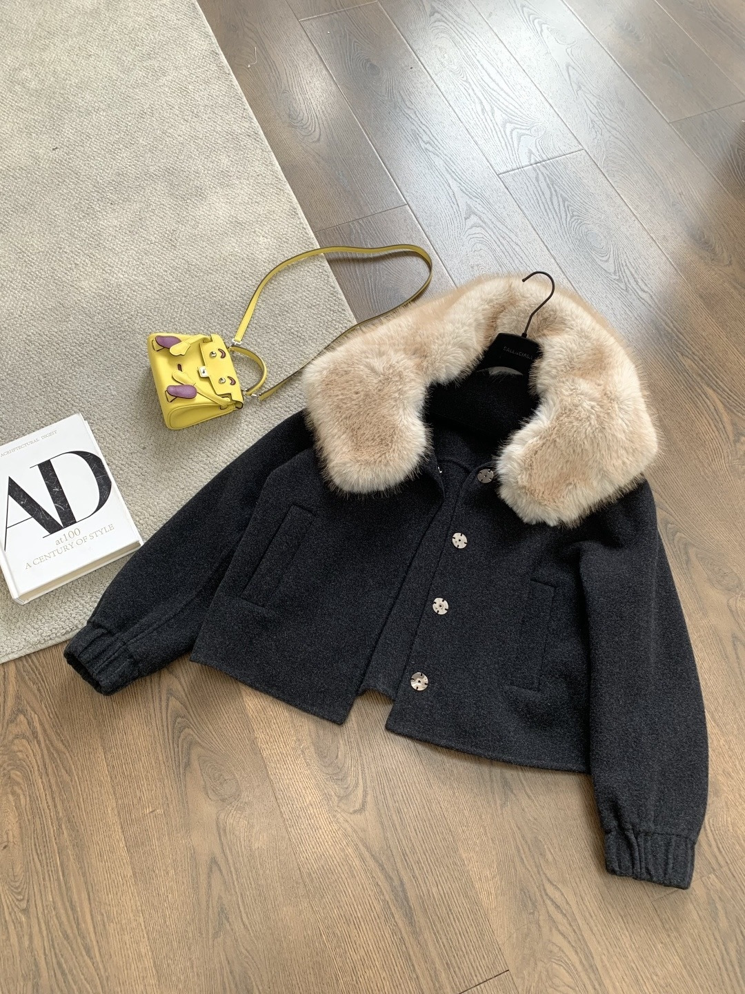 NO:694504,JUNWEI LIN 25 autumn and winter series dark gray wool double-sided nylon jacket, spliced ​​with eco-friendly fur large fur collar, light and warm, perfect texture, short hooded design, elasticated cuffs, neat tailoring, easy to control for commuting and gatherings, the fur collar is detachable, more flexible to wear, paired with high-waisted pants or skirts, it directly adds to the autumn and winter atmosphere! Size SML,,skirts,jackets & coats,hats,19860909JUNWEI LIN 25秋冬系列深灰羊毛双面尼外套,拼接环保皮草大毛领,轻盈保暖,质感满分,短款连帽设计,袖口松紧收口,剪裁利落,通勤聚会都能轻松驾驭,毛领可拆卸,穿搭更灵活,搭配高腰裤或裙装,秋冬氛围感直接拉满! 码数SML,,skirts,jackets & coats,hats,,Women's clothing