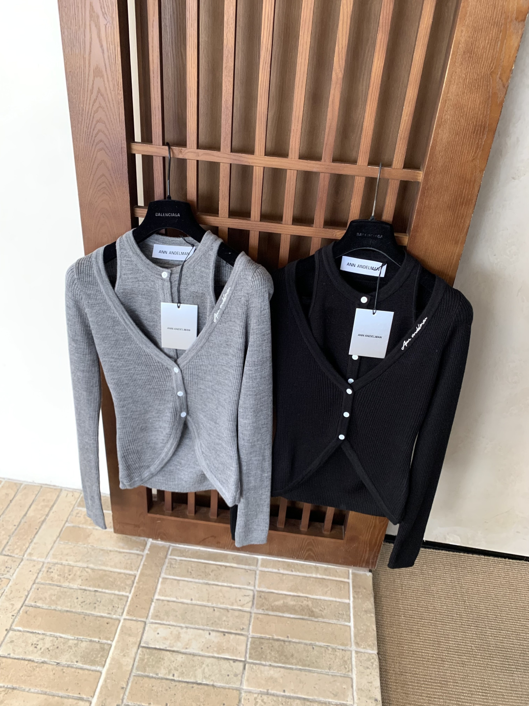 NO:694487,ANN ANDELMAN gray fake two-piece sweater, soft knitted fabric, V-neck + single-breasted design, simple and detailed, fake two-piece layered, super suitable for spring and autumn, gray versatile, easy to wear for commuting and leisure, slim cut, slimming and fit-fitting, paired with high-waisted pants or skirts, you can easily get a lazy and high-end style!  Code numberSML,,skirts,19860909ANN ANDELMAN灰色假两件针织衫,柔软针织面料,V领+单排扣设计,简约又有细节感,假两件层次感,春秋季节超适合,灰色百搭,通勤休闲都能轻松驾驭,修身剪裁,显瘦又贴合身形,搭配高腰裤或半身裙,轻松get慵懒高级感穿搭风格！ 码数SML,,skirts,,Women's clothing