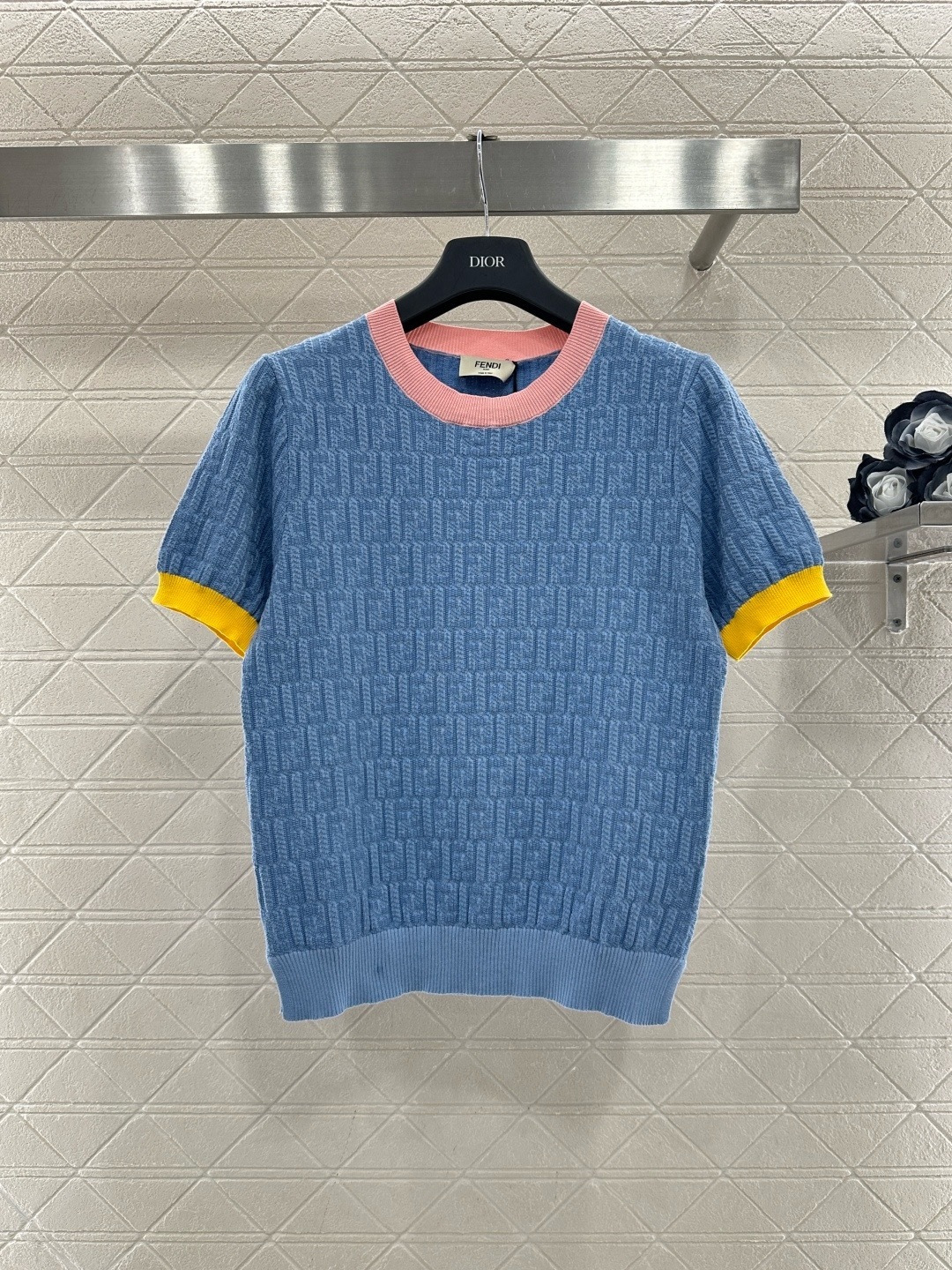NO:694478,FENDI blue knitted short-sleeves are made of icy knitted material, soft and comfortable, perfect for spring and summer!  The FF Logo texture on the body makes it perfect for brand recognition. The contrasting pink and yellow collar and cuffs make it lively and age-reducing. It has a strong sense of vitality. It can be easily used for daily outings and leisure. Pair it with jeans or white shoes to create a sweet atmosphere!  ,,fendi,jeans,T-shirt,19860909FENDI蓝色针织短袖,采用冰感针织材质,柔软舒适,春夏穿超合适！衣身FF Logo纹理,品牌辨识度满分,粉黄撞色领口和袖口,活泼又减龄,元气感爆棚,日常出街、休闲都能轻松驾驭,搭配牛仔裤或小白鞋,甜美氛围感直接拉满！,,fendi,jeans,T-shirt,,Women's clothing