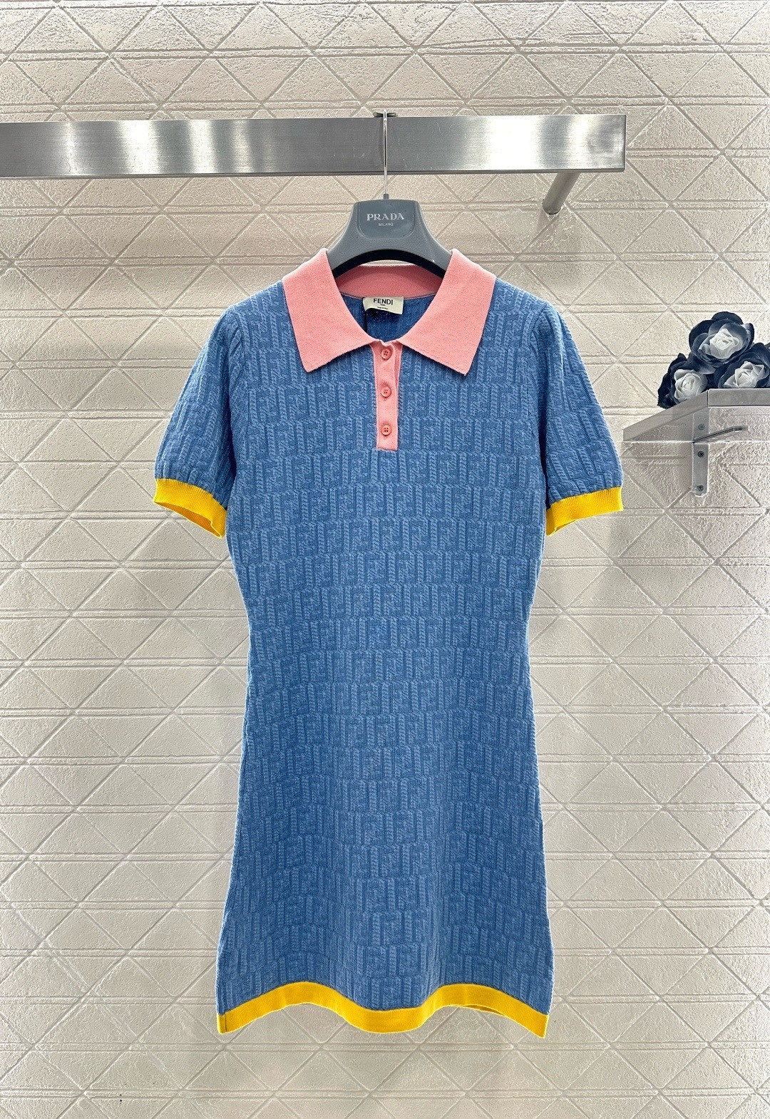 NO:694467,Fendi 2026 early spring series knitted dress, main color of sky blue + pink lapel + yellow trim, full of girlish feeling, cotton + mulberry silk blend, breathable and skin-friendly, super comfortable to wear in early spring, slim hip-hugging version, showing body curves, Polo collar + three pink buttons, exquisite details, can be worn daily and on vacation, paired with white shoes or dad shoes, you can easily get the spring atmosphere!  Code numberSML,,fendi,skirts,19860909Fendi 2026早春系列针织连衣裙,天空蓝主色+粉色翻领+黄色镶边,元气少女感满满,棉+桑蚕丝混纺,透气亲肤,早春穿超舒服,修身包臀版型,显身材曲线,Polo领+三颗粉色纽扣,细节精致,日常、度假都能穿,搭配小白鞋或老爹鞋,轻松get春日氛围感！ 码数SML,,fendi,skirts,,Women's clothing