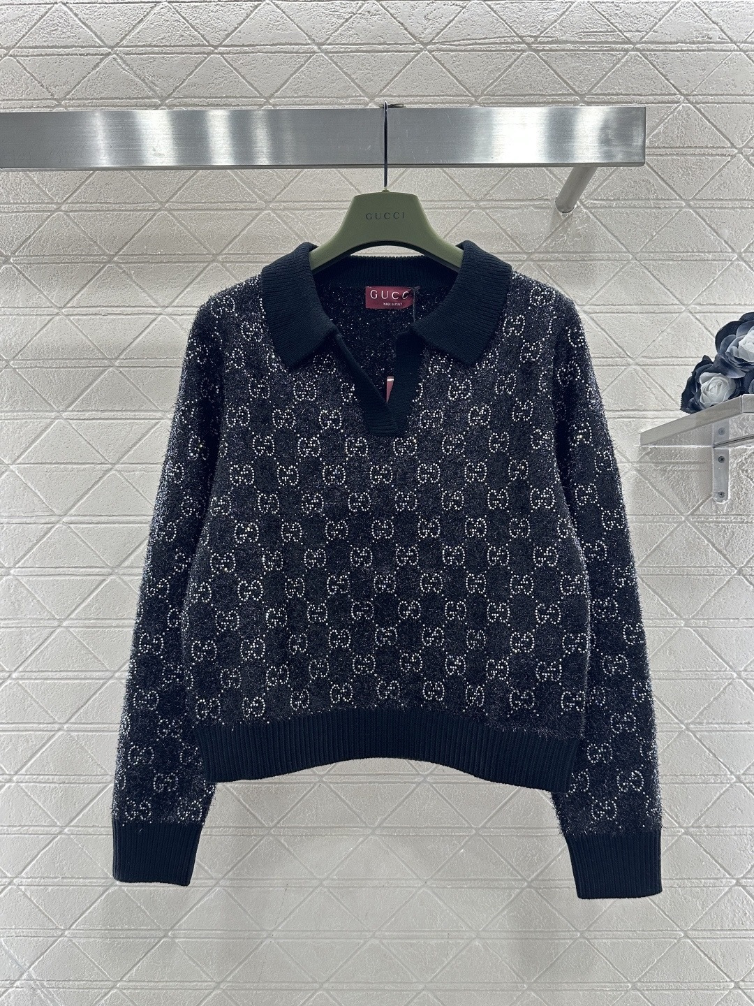 NO:694510,Gucci GG jacquard sweater, classic double G jacquard design, high brand recognition, wool blended material, soft and warm, perfect for autumn and winter, lapel + long sleeves, casual and elegant, available in red, gray and dark blue colors to meet different dressing needs. It can be easily used for daily commuting or light luxury occasions. It looks great with jeans or casual pants, comfortable and stylish!  Code number SML,,gucci,jeans,19860909Gucci GG提花针织衫,经典双G提花设计,品牌辨识度超高,羊毛混纺材质,柔软又保暖,秋冬穿超合适,翻领+长袖,休闲优雅兼具,红色、灰色、深蓝色多色可选,满足不同穿搭需求,日常通勤或轻奢场合都能轻松驾驭,搭配牛仔裤或休闲裤都很出彩,舒适又有型！ 码数SML,,gucci,jeans,,Women's clothing