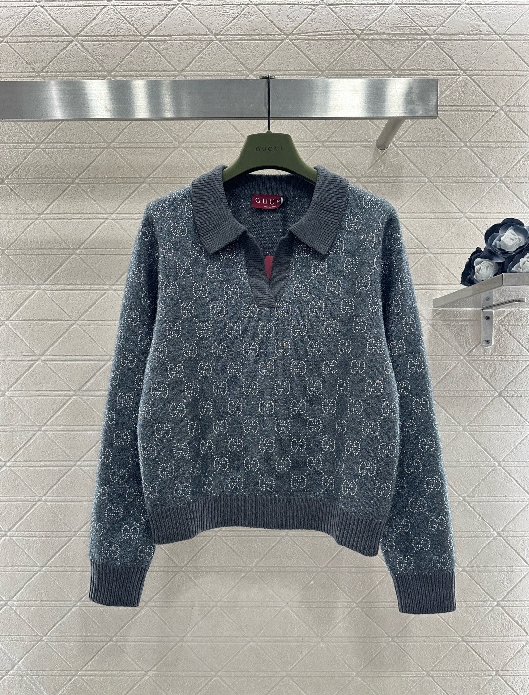 NO:694497,Gucci GG jacquard sweater, classic double G jacquard design, high brand recognition, wool blended material, soft and warm, perfect for autumn and winter, lapel + long sleeves, casual and elegant, available in red, gray and dark blue colors to meet different dressing needs. It can be easily used for daily commuting or light luxury occasions. It looks great with jeans or casual pants, comfortable and stylish!  Code number SML,,gucci,jeans,19860909Gucci GG提花针织衫,经典双G提花设计,品牌辨识度超高,羊毛混纺材质,柔软又保暖,秋冬穿超合适,翻领+长袖,休闲优雅兼具,红色、灰色、深蓝色多色可选,满足不同穿搭需求,日常通勤或轻奢场合都能轻松驾驭,搭配牛仔裤或休闲裤都很出彩,舒适又有型！ 码数SML,,gucci,jeans,,Women's clothing