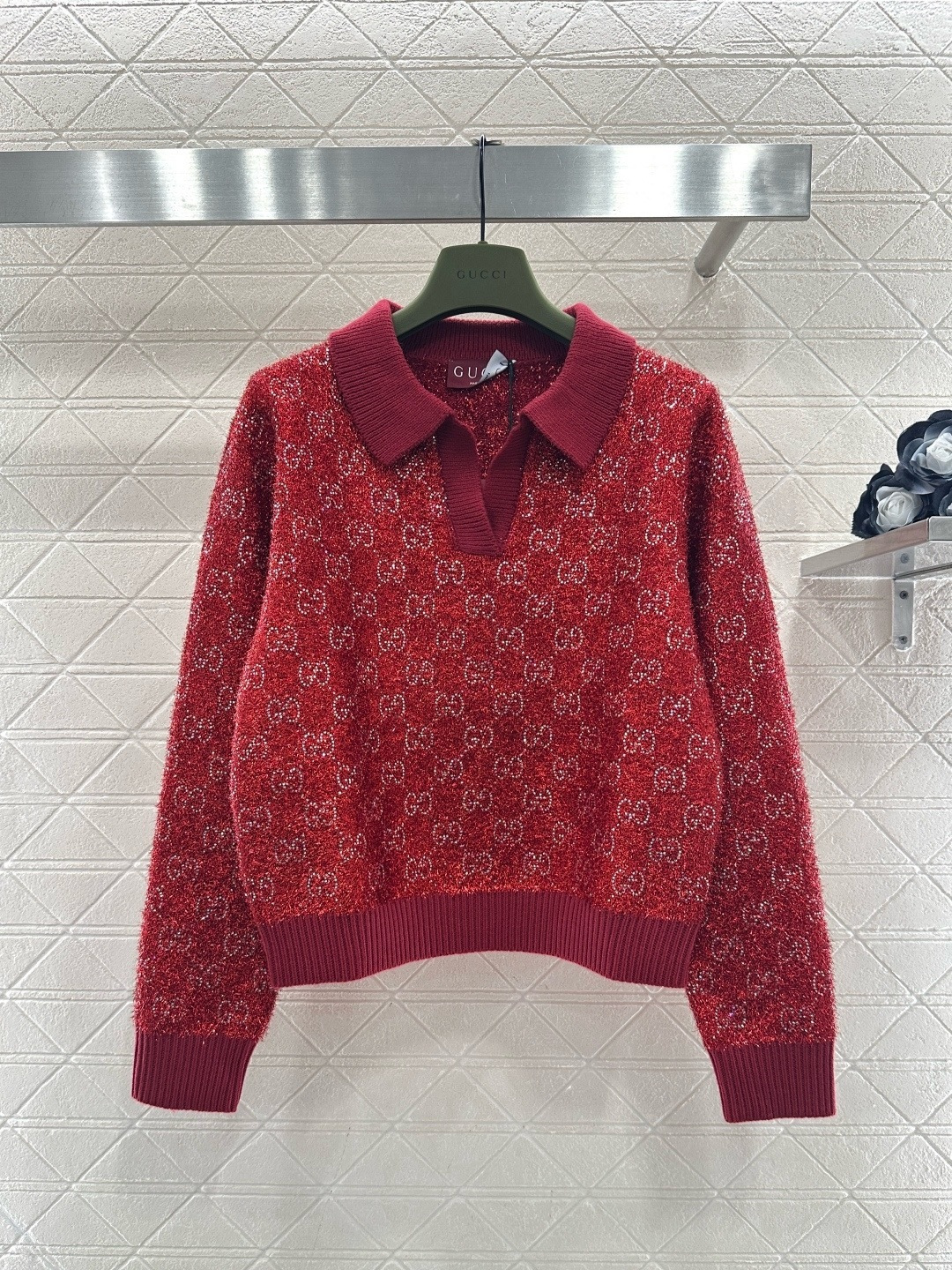 NO:694491,Gucci GG jacquard sweater, classic double G jacquard design, high brand recognition, wool blended material, soft and warm, perfect for autumn and winter, lapel + long sleeves, casual and elegant, available in red, gray and dark blue colors to meet different dressing needs. It can be easily used for daily commuting or light luxury occasions. It looks great with jeans or casual pants, comfortable and stylish!  Code number SML,,gucci,jeans,19860909Gucci GG提花针织衫,经典双G提花设计,品牌辨识度超高,羊毛混纺材质,柔软又保暖,秋冬穿超合适,翻领+长袖,休闲优雅兼具,红色、灰色、深蓝色多色可选,满足不同穿搭需求,日常通勤或轻奢场合都能轻松驾驭,搭配牛仔裤或休闲裤都很出彩,舒适又有型！ 码数SML,,gucci,jeans,,Women's clothing