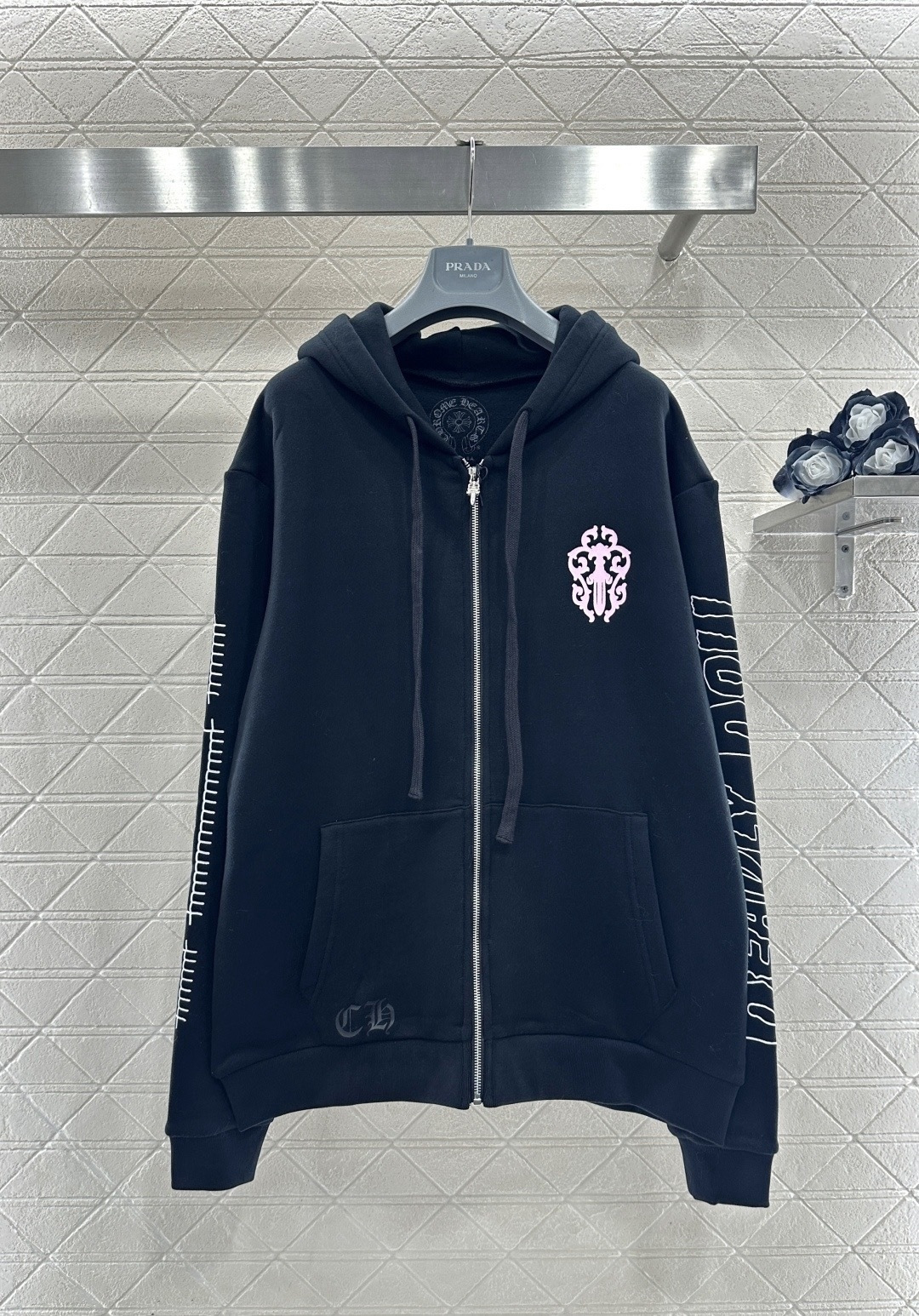NO:695473,Chrome Hearts x Deadly Doll co-branded zipper hoodie, black cotton fabric, very recognizable pink horseshoe print on the front, cool comic-style details on the sleeves and arms, zipper closure + hooded design, loose fit, easy to control in daily casual or street style, high quality + unique design, a must-have for fashionistas, it looks even better with a baseball cap or cold hat!  Code numberSML,,chrome hearts,hats,19860909Chrome Hearts x Deadly Doll联名拉链帽衫,黑色棉质面料,正面粉色马蹄印花超有辨识度,袖臂漫画风细节超酷,拉链开合+连帽设计,宽松版型,日常休闲或街头风都能轻松驾驭,高品质+独特设计,潮人必入,搭配棒球帽或冷帽更出彩！码数SML,,chrome hearts,hats,,Women's clothing