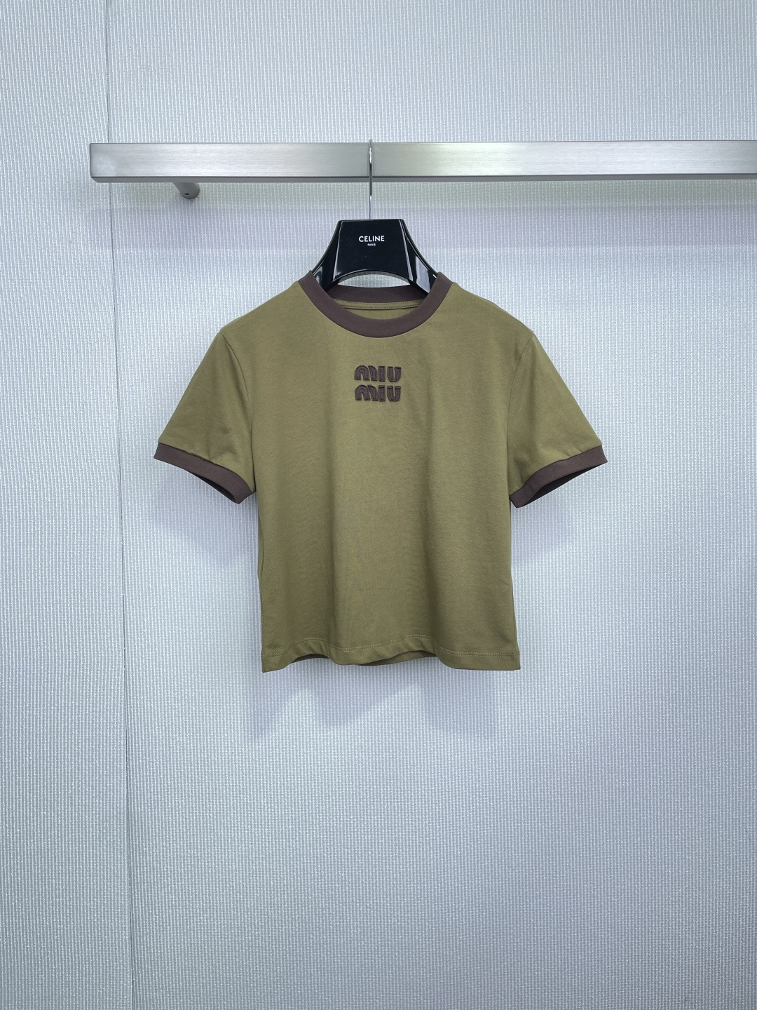 NO:695445,MiuMiu 2026 early autumn series short-sleeved T-shirt, olive green with dark brown contrasting colors, simple and recognizable, soft cotton fabric, comfortable and breathable to wear, brand embroidery on the chest is super textured, easy to control for daily commuting and leisure, looks great alone or layered with jackets, easy to switch between multiple styles!  Size SML,,miumiu,jackets & coats,T-shirt,tees,t-shirt,19860909MiuMiu 2026早秋系列短袖T恤,橄榄绿配深棕撞色,简约又有辨识度,柔软棉质面料,穿着舒适透气,胸前品牌刺绣超有质感,日常通勤休闲都能轻松驾驭,单穿或叠搭外套都很出彩,轻松切换多种风格！ 码数SML,,miumiu,jackets & coats,T-shirt,tees，t-shirt,,Women's clothing