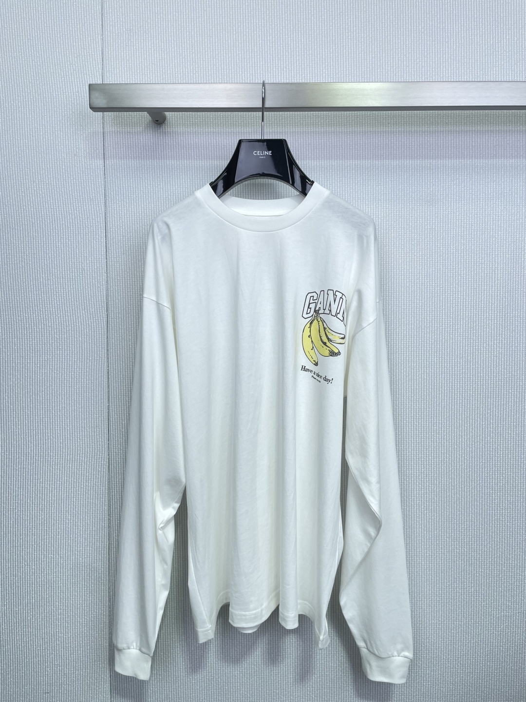 NO:695415,GANNI 2026 spring and summer series banana print long-sleeved T-shirt, made of pure cotton, soft and skin-friendly, white background with yellow banana and the words 'Have a nice day', fun and healing, loose fit, ribbed cuffs and hem, comfortable and durable, suitable for daily casual or inner wear. GANNI is famous for its unique printing and design sense. This T-shirt is perfect for sisters who like to wear individual styles, easily creating a fashionable atmosphere! Code number SML,,tees,t-shirt,19860909GANNI 2026春夏系列香蕉印花长袖T恤,纯棉材质,柔软亲肤,白色底色搭配黄色香蕉和“Have a nice day”字样,趣味又治愈,宽松版型,袖口和下摆罗纹收口,舒适耐穿,日常休闲或内搭都很OK,GANNI以独特印花和设计感著称,这件T恤超适合喜欢个性穿搭的姐妹们,轻松打造时髦氛围感！ 码数SML,,tees，t-shirt,,Women's clothing