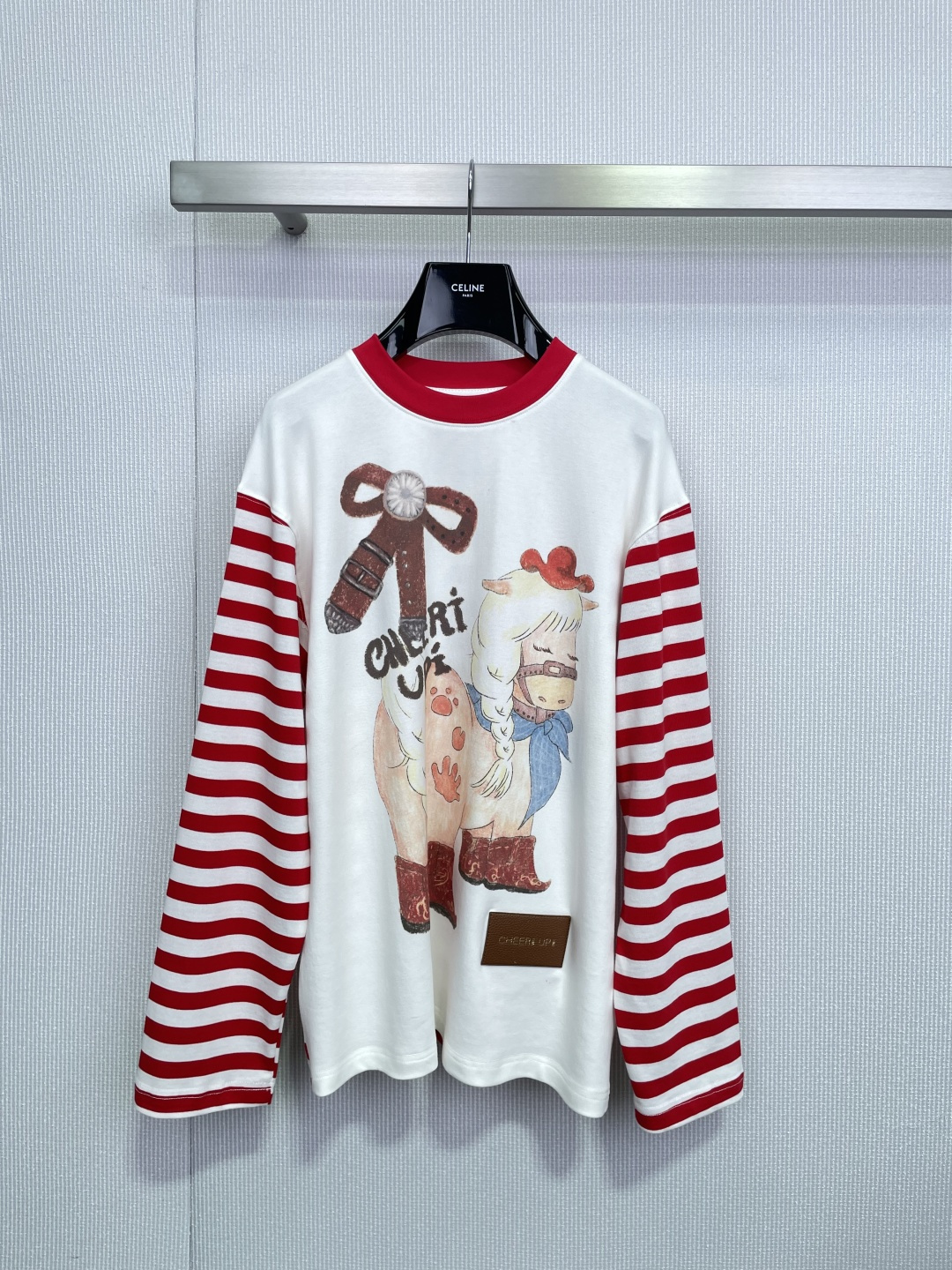 NO:695409,CHEERi UPi 2026 Spring Year of the Horse Zodiac Series 'Flattery' striped splicing long-sleeved T-shirt, red and white striped sleeves + white body, cartoon pony print is super childlike and retro, soft cotton, loose fit, comfortable and fashionable, suitable for daily wear or inner wear, meaning 'success will come soon', New Year's wear is super atmospheric, paired with jeans and skirts, easy to get a sweet and cool style, with both design sense and cultural connotation, a must-have for fashionistas!  Size SML,,skirts,jeans,tees,t-shirt,19860909CHEERi UPi 2026春季马年生肖系列“拍马屁”条纹拼接长袖T恤,红白条纹袖+白色主体,卡通小马印花超童趣复古,柔软棉质,宽松版型,舒适又时髦,日常穿搭或内搭都很OK,寓意“马到成功”,新年穿超有氛围感,搭配牛仔裤、半裙,轻松get甜酷风,设计感与文化寓意兼具,潮人必入！ 码数SML,,skirts,jeans,tees，t-shirt,,Women's clothing