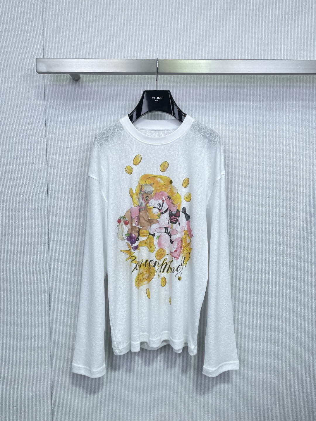 NO:695400,CHEERi UPi 2026 Spring and Summer Year of the Horse zodiac series 'Get rich soon' long-sleeved T-shirt, white round neck, loose fit, soft and comfortable cotton fabric, super friendly for daily wear, the front printing combines the elements of the Year of the Horse and gold coins, which means bringing in wealth. It is brightly colored and full of festive atmosphere. It goes well with jeans or casual pants. It can be easily worn during festivals or daily life. It is suitable for you who like fun and meaning!  Code number SML,,jeans,tees,t-shirt,19860909CHEERi UPi 2026春夏马年生肖系列“马上富”长袖T恤,白色圆领宽松版型,棉质面料柔软舒适,日常穿搭超友好,正面印花融合马年元素和金币,寓意招财进宝,色彩鲜艳,节日氛围感满满,搭配牛仔裤或休闲裤都很出彩,节日或日常都能轻松驾驭,适合喜欢趣味和寓意的你！ 码数SML,,jeans,tees，t-shirt,,Women's clothing