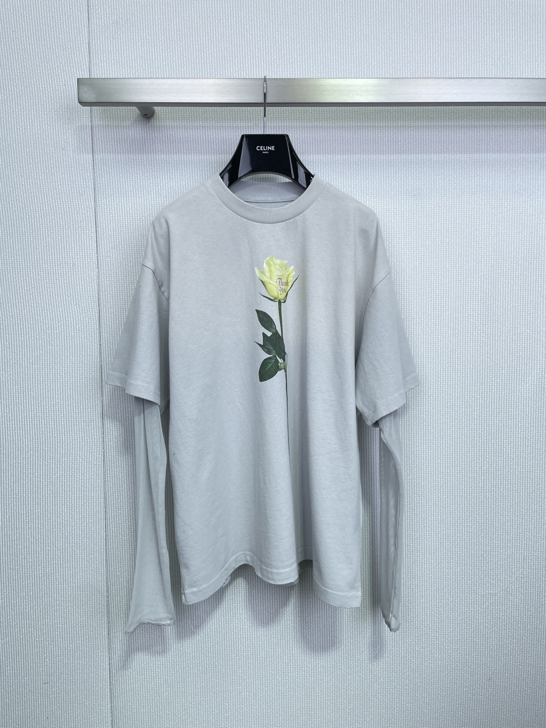 NO:695423,Acne Studios rose print T-shirt is made of pure cotton, soft and comfortable, and super friendly for daily wear. The yellow rose print on the front is simple and artistic, with perfect recognition. The loose oversize version can easily create a lazy and casual style, which can be easily controlled for commuting and leisure. Pair it with jeans or casual pants, and you can easily get the Nordic minimalist style. It is low-key and attitude. A must-have for simple fashion lovers!  Size SML,acne studios,dior,versace,jeans,tees,t-shirt,19860909Acne Studios玫瑰印花T恤,采用纯棉材质,柔软舒适,日常穿着超友好,正面黄色玫瑰印花,简约又有艺术感,辨识度满分,宽松Oversize版型,轻松打造慵懒随性风,通勤休闲都能轻松驾驭,搭配牛仔裤或休闲裤,轻松get北欧极简风,低调又有态度,简约时尚爱好者必入！ 码数SML,,acne studios,dior,versace,jeans,tees，t-shirt,,Women's clothing