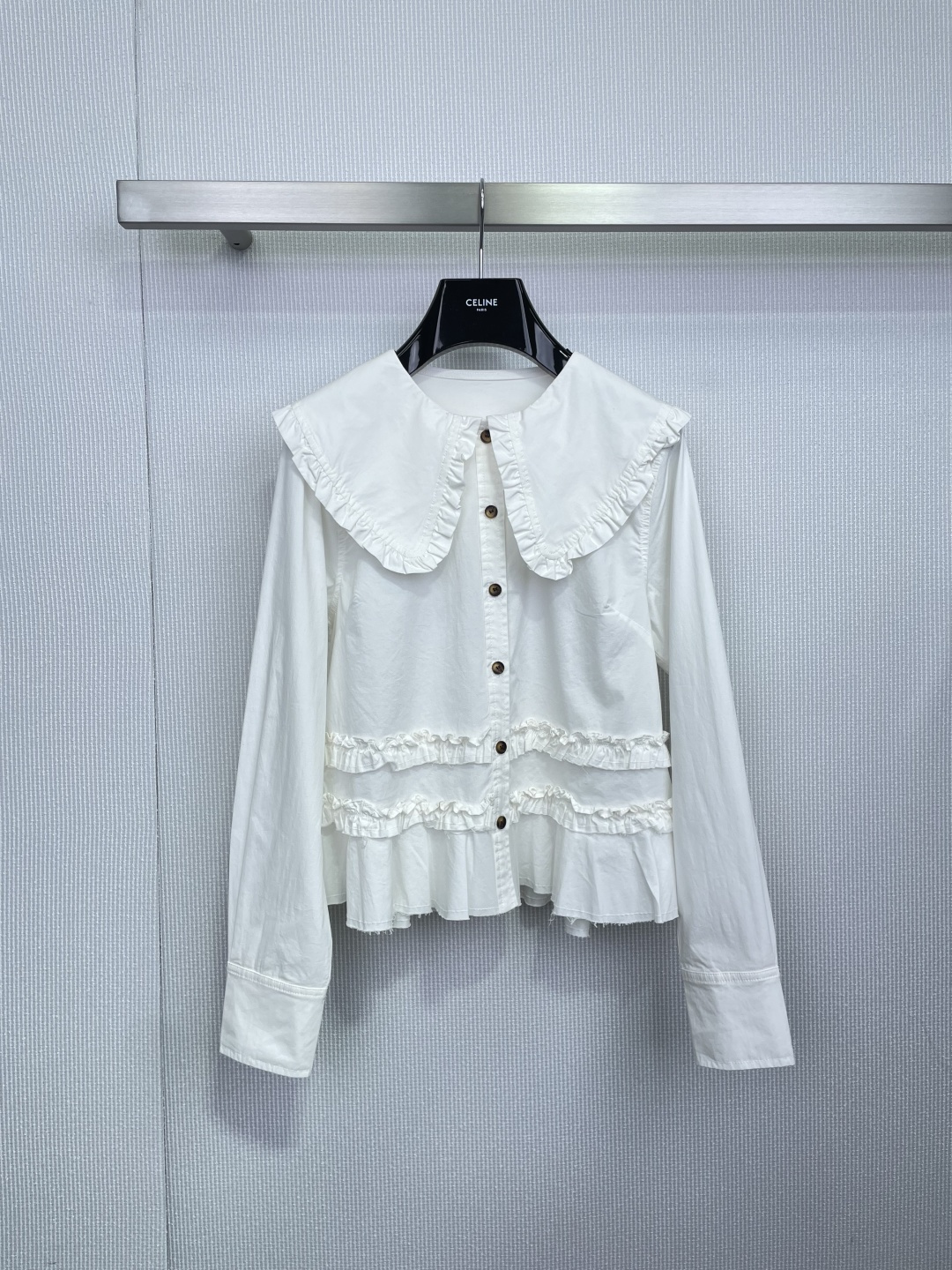 NO:695430,GANNI2026 spring and summer series white ruffled shirt, cotton fabric is soft and comfortable, loose fit + large lapels and multi-layered ruffles, full of layers, full of romantic retro atmosphere, dark button embellishment, exquisite details, direct sense of spring atmosphere, easy to control daily commuting and leisure, paired with high-waisted pants or skirts, elegant and playful, easily get the summer style of the Danish fishing village!  Size SML,,skirts,shirts,19860909GANNI2026春夏系列白色荷叶边衬衫,棉质面料柔软舒适,宽松版型+大翻领和多层荷叶边,层次感满满,浪漫复古气息拉满,深色纽扣点缀,细节精致,春日氛围感直接拿捏,日常通勤、休闲都能轻松驾驭,搭配高腰裤或裙装,优雅又俏皮,轻松get丹麦渔村夏日风情！ 码数SML,,skirts,shirts,,Women's clothing