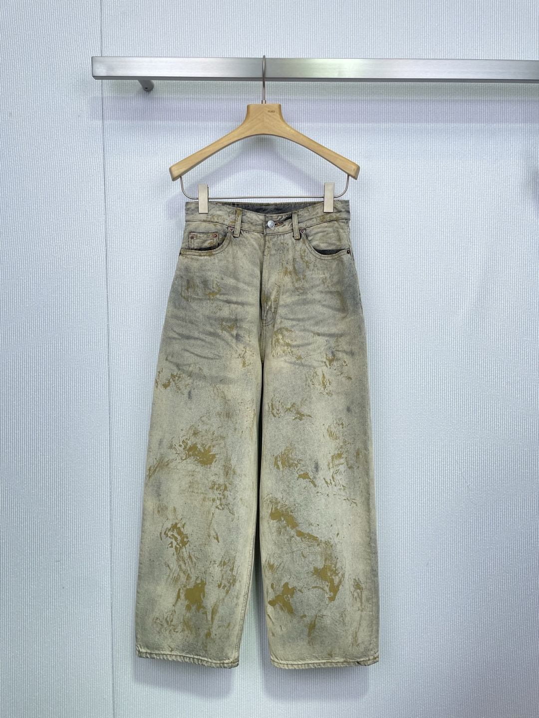NO:696245,Acne Studios 2026 spring and summer series mud-dyed jeans adopt a unique mud-dying process, full of old-fashioned retro feel, rock crack texture is very personalized, loose straight fit, comfortable and fashionable, great for daily wear or street style, high-quality denim, wear-resistant and durable, casually paired with simple tops or retro items, easily get a fashionable atmosphere!  Code numberXSSM,,acne studios,dior,jeans,19860909Acne Studios 2026春夏系列泥染牛仔裤,采用独特泥染工艺,做旧复古感满满,岩石裂纹纹理超有个性,宽松直筒版型,舒适又时髦,日常穿搭或街头造型都很出彩,高品质牛仔布,耐磨耐穿,随便搭配简约上衣或复古单品,轻松get时尚氛围感！ 码数XSSM,,acne studios,dior,jeans,,Women's clothing