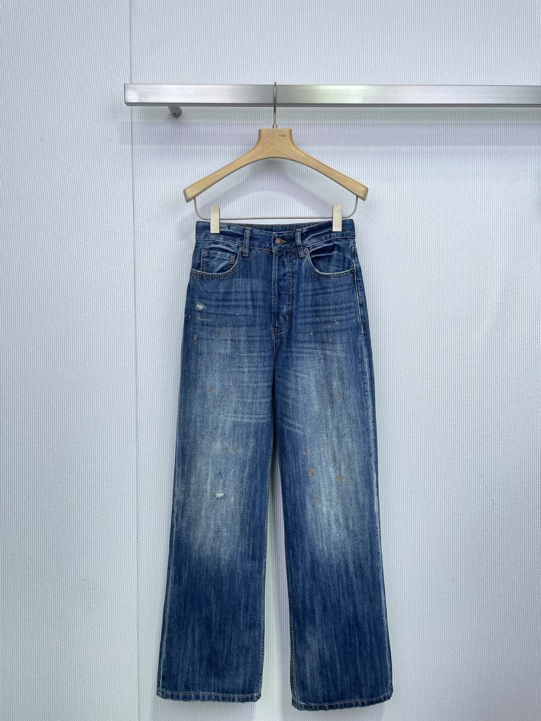 NO:696237,Acne Studios splash-ink jeans, a series, are made of dark blue washed denim, splash-ink + whiskers distressing technology, full of retro feel, loose straight fit, low-waist design, comfortable and fashionable, super versatile for daily wear, soft fabric, suitable for long-term wear, you can easily get the lazy retro style with a simple top, the brand's unique design and high quality, really popular among fashionistas!  Code number SML,,acne studios,dior,jeans,19860909Acne Studios泼墨牛仔裤,系列,采用深蓝水洗丹宁,泼墨+猫须做旧工艺,复古感满满,宽松直筒版型,低腰设计,舒适又时髦,日常穿搭超百搭,面料柔软,适合长时间穿着,随便搭个简约上衣就能轻松get慵懒复古风,品牌独特设计和高品质,真的很受潮人喜欢！ 码数SML,,acne studios,dior,jeans,,Women's clothing