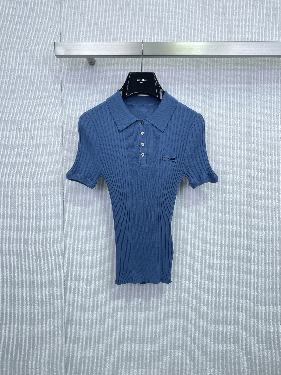 NO:696223,MiuMiu 26 autumn and winter holiday series blue knitted Polo shirt, ribbed wool material, soft and delicate, slim fit to show off the body curve, classic Polo collar + three buttons, brand logo on the chest, full of college style, Klein blue tone is fresh and white, very suitable for early autumn wear, short-sleeved design transition season, paired with skirt or high-waisted pants, easy to get layered and fashionable, easy to control daily commuting, dating, shopping, youthful vitality and elegance!  Size SML,,miumiu,skirts,T-shirt,19860909MiuMiu 26秋冬假日系列蓝色针织Polo衫,罗纹羊毛材质,柔软细腻,修身版型超显身材曲线,经典Polo领+三颗纽扣,胸前品牌徽标,学院风满满,克莱因蓝色调清新显白,早秋穿搭超适合,短袖设计过渡季节,搭配半裙或高腰裤,层次感和时尚感轻松get,日常通勤、约会、逛街都能轻松驾驭,青春活力与优雅气质兼具！ 码数SML,,miumiu,skirts,T-shirt,,Women's clothing