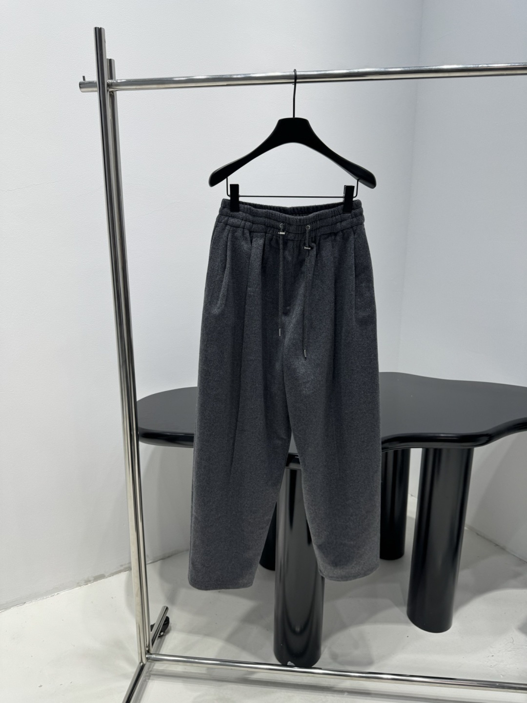 NO:696210,Prada gray wool jacket and trousers set is made of high-quality wool blend, soft and warm, very suitable for autumn and winter. The lapel + zipper design is easy to put on and take off. The side zipper pockets are practical and fashionable. The drawstring at the hem is adjustable to easily meet different dressing needs. The gray is low-key and versatile, and can be easily worn for commuting and leisure. Pair it with jeans or casual pants, and you can easily get a high-end look. It has a consistent simple and elegant style, low-key and textured. I really like it!  Size SML,,prada,jeans,jackets & coats,19860909Prada灰色羊毛夹克加裤子套装,采用高品质羊毛混纺,柔软又保暖,秋冬穿超合适,翻领+拉链设计,穿脱方便,侧边拉链口袋实用又时髦,下摆抽绳可调节版型,轻松应对不同穿搭需求,灰色低调百搭,通勤休闲都能轻松驾驭,搭配牛仔裤或休闲裤,轻松get高级感穿搭,一贯的简约优雅风格,低调又有质感,真的很爱！码数SML,,prada,jeans,jackets & coats,,Women's clothing