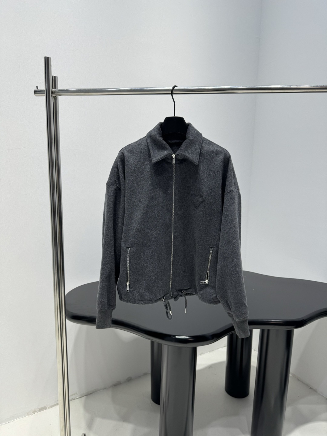 NO:696207,Prada gray wool jacket and trousers set is made of high-quality wool blend, soft and warm, very suitable for autumn and winter. The lapel + zipper design is easy to put on and take off. The side zipper pockets are practical and fashionable. The drawstring at the hem is adjustable to easily meet different dressing needs. The gray is low-key and versatile, and can be easily worn for commuting and leisure. Pair it with jeans or casual pants, and you can easily get a high-end look. It has a consistent simple and elegant style, low-key and textured. I really like it!  Size SML outside,,prada,jeans,jackets & coats,19860909Prada灰色羊毛夹克加裤子套装,采用高品质羊毛混纺,柔软又保暖,秋冬穿超合适,翻领+拉链设计,穿脱方便,侧边拉链口袋实用又时髦,下摆抽绳可调节版型,轻松应对不同穿搭需求,灰色低调百搭,通勤休闲都能轻松驾驭,搭配牛仔裤或休闲裤,轻松get高级感穿搭,一贯的简约优雅风格,低调又有质感,真的很爱！码数SML 外,,prada,jeans,jackets & coats,,Women's clothing