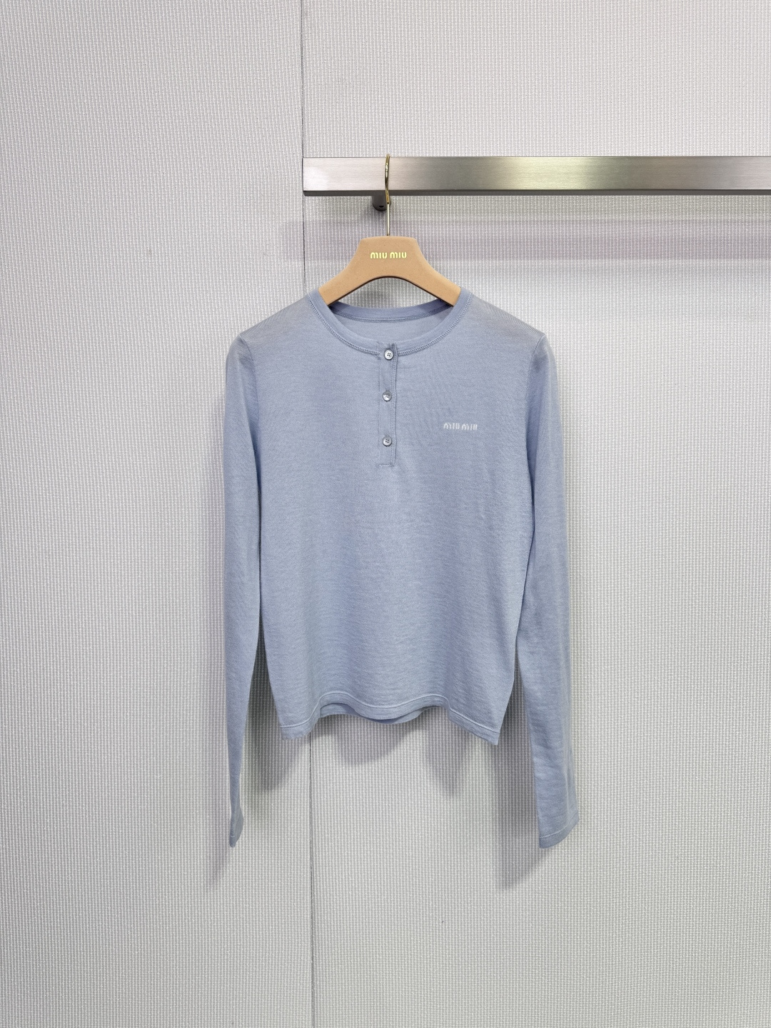 NO:696231,Miu Miu 26 early spring series light blue cashmere sweater, Henry collar + three-button design, simple and exquisite, high-quality cashmere, soft and skin-friendly, excellent warmth retention, very suitable for early spring or autumn and winter inner wear, glacier blue low saturation, versatile regardless of skin color, can be easily used for commuting and leisure, slim fit, neat tailoring, paired with high-waisted pants or skirts, you can easily get the elegant temperament!  Code numberSML,,miumiu,skirts,19860909Miu Miu 26早春系列浅蓝色羊绒针织衫,亨利领+三颗纽扣设计,简约又精致,高品质羊绒,柔软亲肤,保暖性超赞,早春或秋冬内搭都很合适,冰川蓝低饱和度,百搭不挑肤色,通勤休闲都能轻松驾驭,版型修身,剪裁利落,搭配高腰裤或半裙,优雅气质轻松get！ 码数SML,,miumiu,skirts,,Women's clothing