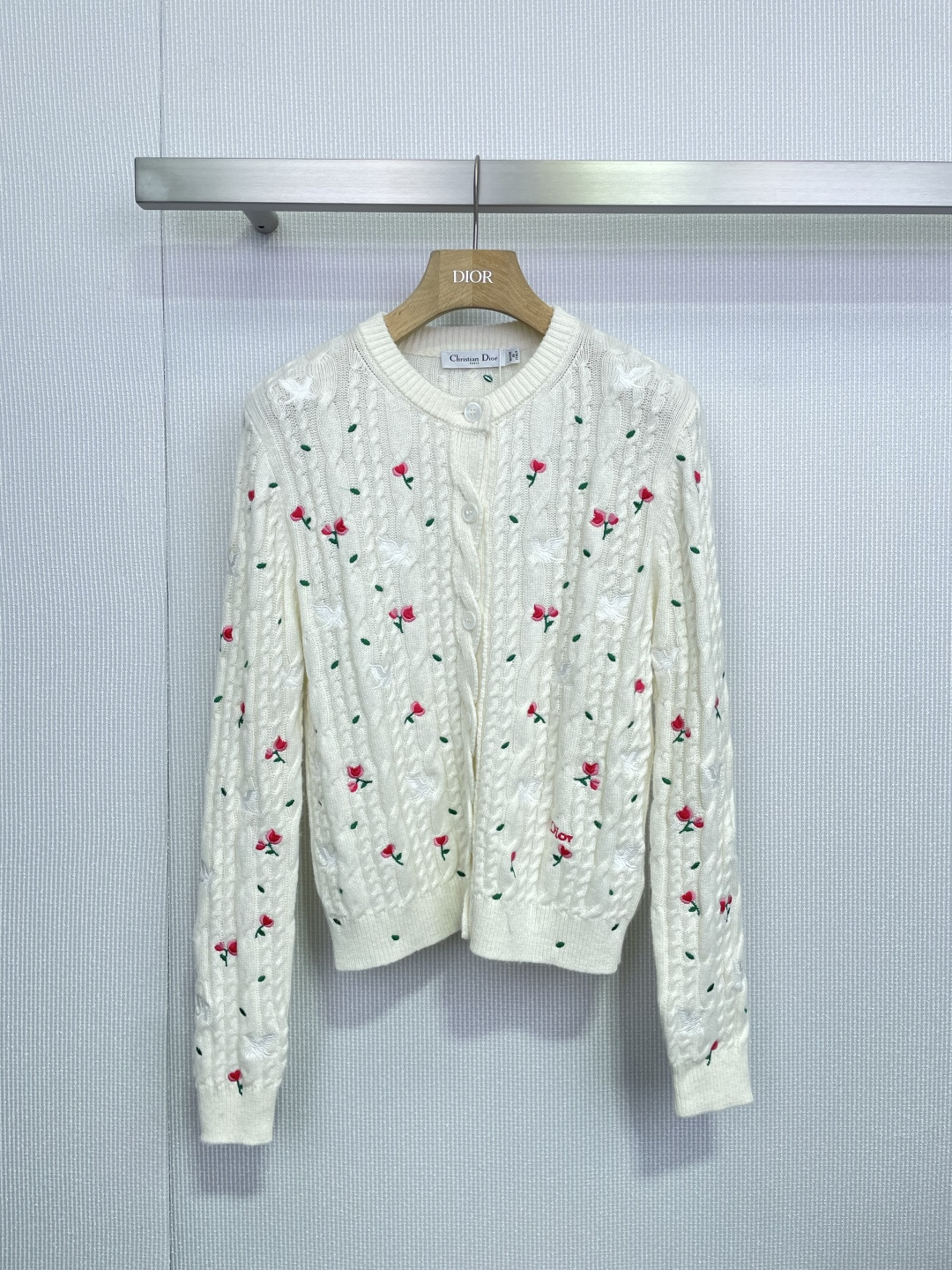 NO:696217,Dior 2026 spring and summer series cable embroidery knitted cardigan, designed by Jonathan Anderson, made of off-white cashmere, soft and skin-friendly, super comfortable to wear in autumn and winter, classic cable texture + small flower embroidery, full of details, romantic and elegant, round neck + single-breasted, easy to put on and take off, with love embroidery on the back, full of girly feeling, easy to control for daily commuting and leisure, looks great with jeans or skirts, it is a practical and fashionable high-end item!  ,,dior,skirts,jeans,19860909Dior 2026春夏系列绞花刺绣针织开衫,由Jonathan Anderson设计,米白色山羊绒材质,柔软亲肤,秋冬穿超舒服,经典绞花纹理+小花刺绣,细节满满,浪漫优雅,圆领+单排扣,穿脱方便,后背还有爱心刺绣,少女感爆棚,日常通勤、休闲都能轻松驾驭,搭配牛仔裤或半裙都很出彩,是实用又时髦的高端单品！,,dior,skirts,jeans,,Women's clothing