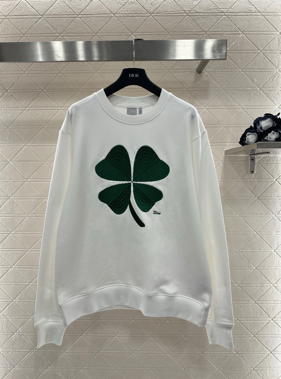 NO:696166,Dior 2026 spring and summer series four-leaf clover embroidered sweatshirt, pure cotton material, soft and comfortable, super friendly for daily wear, white main color + green four-leaf clover embroidery, exquisite details, symbolizing luck and beauty, loose fit, same style for men and women, casual style, it is OK to match jeans or sweatpants, easy to create a fashionable and casual look, designed by Jonathan Anderson, rich in color, full of details, full of trend, it is one of the must-have items this season!  Size SML,,dior,hoodie,sweatshirts,jeans,19860909Dior 2026春夏系列四叶草刺绣卫衣,纯棉材质,柔软舒适,日常穿着超友好,白色主色+绿色四叶草刺绣,细节精致,象征幸运与美好,宽松版型,男女同款,休闲风格,搭配牛仔裤或运动裤都很OK,轻松打造时尚随性look,由Jonathan Anderson设计,色彩丰富,细节满分,潮流感十足,是本季必入单品之一！ 码数SML,,dior,hoodie,sweatshirts,jeans,,Women's clothing