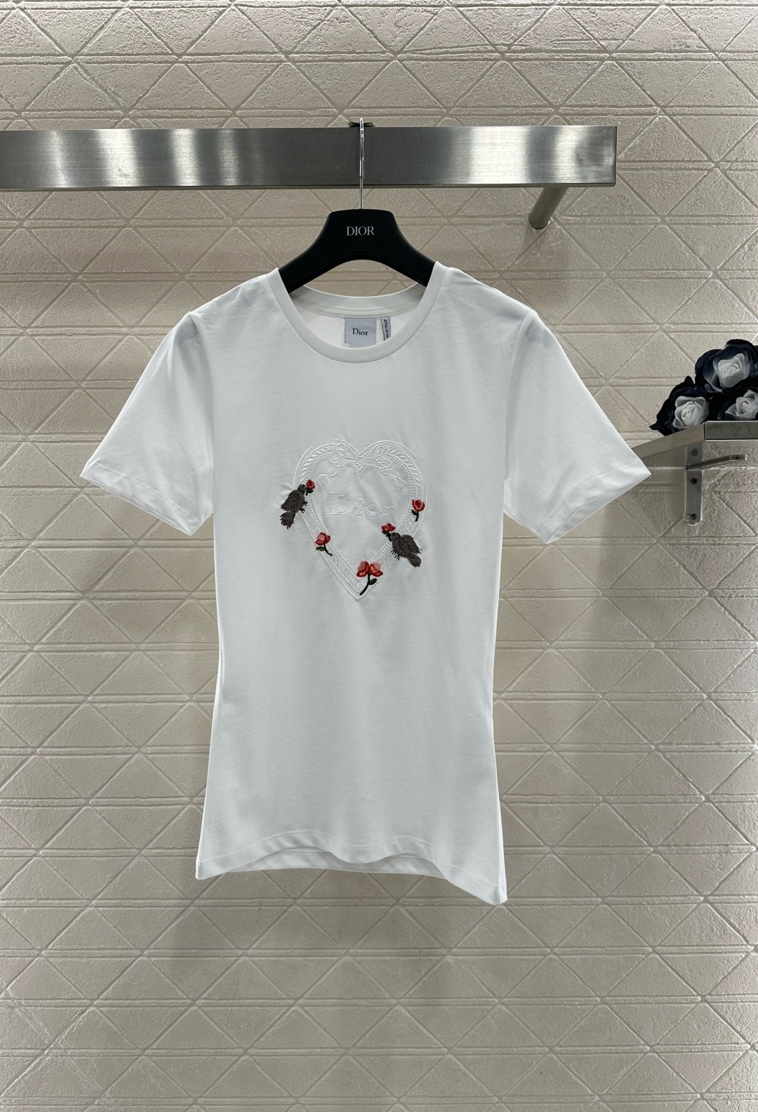 NO:696159,Dior 2026 spring and summer series white short-sleeved T-shirt, made of high-quality cotton, soft and comfortable, super friendly for daily wear, heart-shaped embroidery on the chest + red flower and black bird elements, full of artistic sense, highly recognizable, simple round neck design, versatile and easy to wear, whether worn alone or layered, easy to control a variety of styles, a must-have in spring and summer, fashionable and practical, easy to integrate into various dressing scenes!  Size SML,,dior,T-shirt,tees,t-shirt,19860909Dior 2026春夏系列白色短袖T恤,采用高品质棉料,柔软舒适,日常穿着超友好,胸前心形刺绣+红花黑鸟元素,艺术感满满,辨识度超高,简约圆领设计,百搭不挑人,无论单穿还是内搭都很出彩,轻松驾驭多种风格,春夏季节必备,时尚又实用,轻松融入各种穿搭场景！ 码数SML,,dior,T-shirt,tees，t-shirt,,Women's clothing