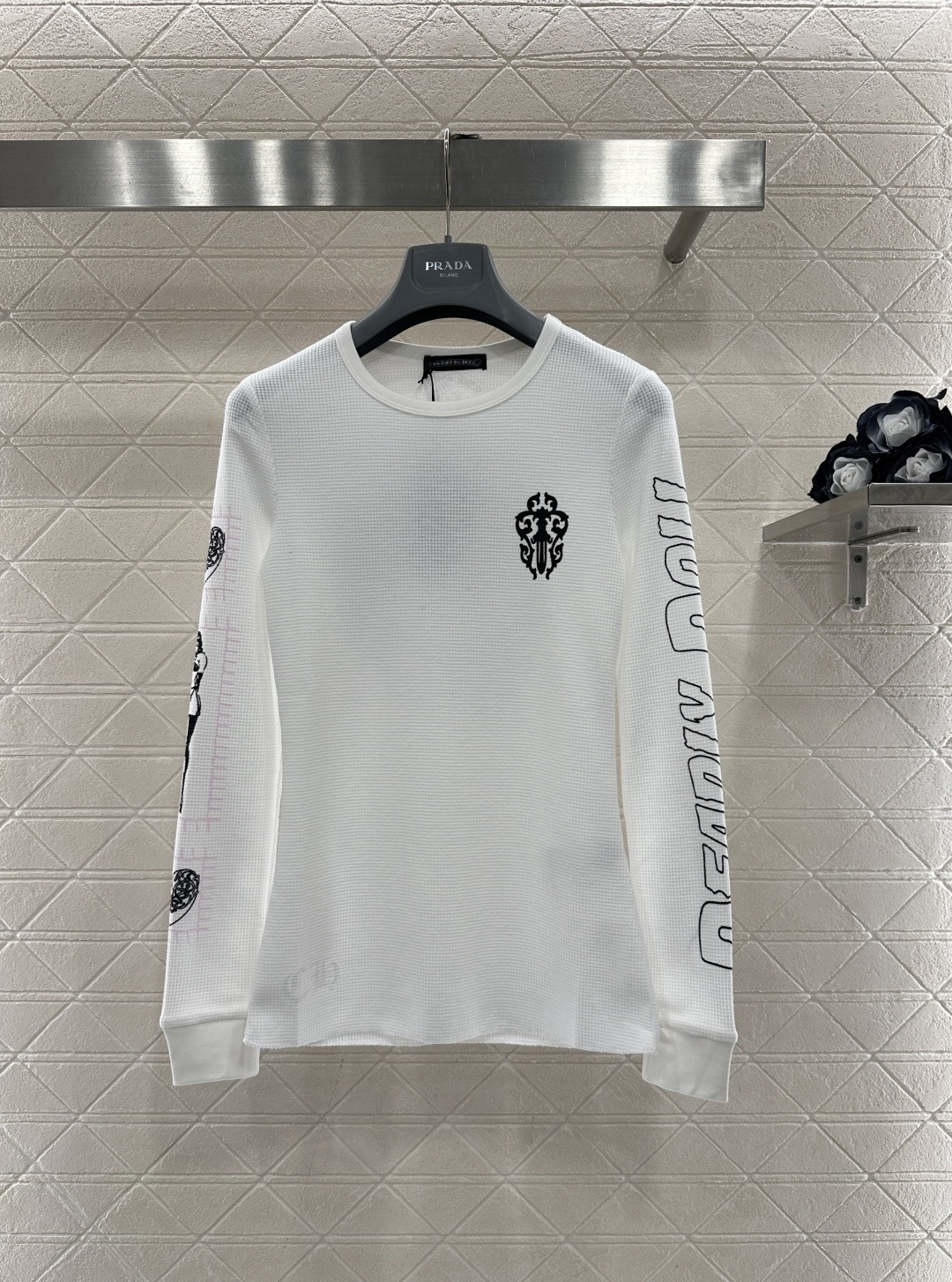 NO:697053,Chrome Hearts x Deadly Doll co-branded waffle long sleeves, black main tone + pink cross, full of gothic style, the graffiti letters on the sleeves are very recognizable, the waffle fabric is soft and comfortable, it is OK for daily wear or inner wear, match it with jeans or overalls, you can easily get a street feel!  Code number SML,,chrome hearts,jeans,19860909Chrome Hearts x Deadly Doll联名华夫格长袖,黑色主调+粉色十字架,哥特风满满,袖子涂鸦字母超有辨识度,华夫格面料柔软舒适,日常穿搭或内搭都很OK,搭配牛仔裤或工装裤,轻松get街头感！码数SML,,chrome hearts,jeans,,Women's clothing