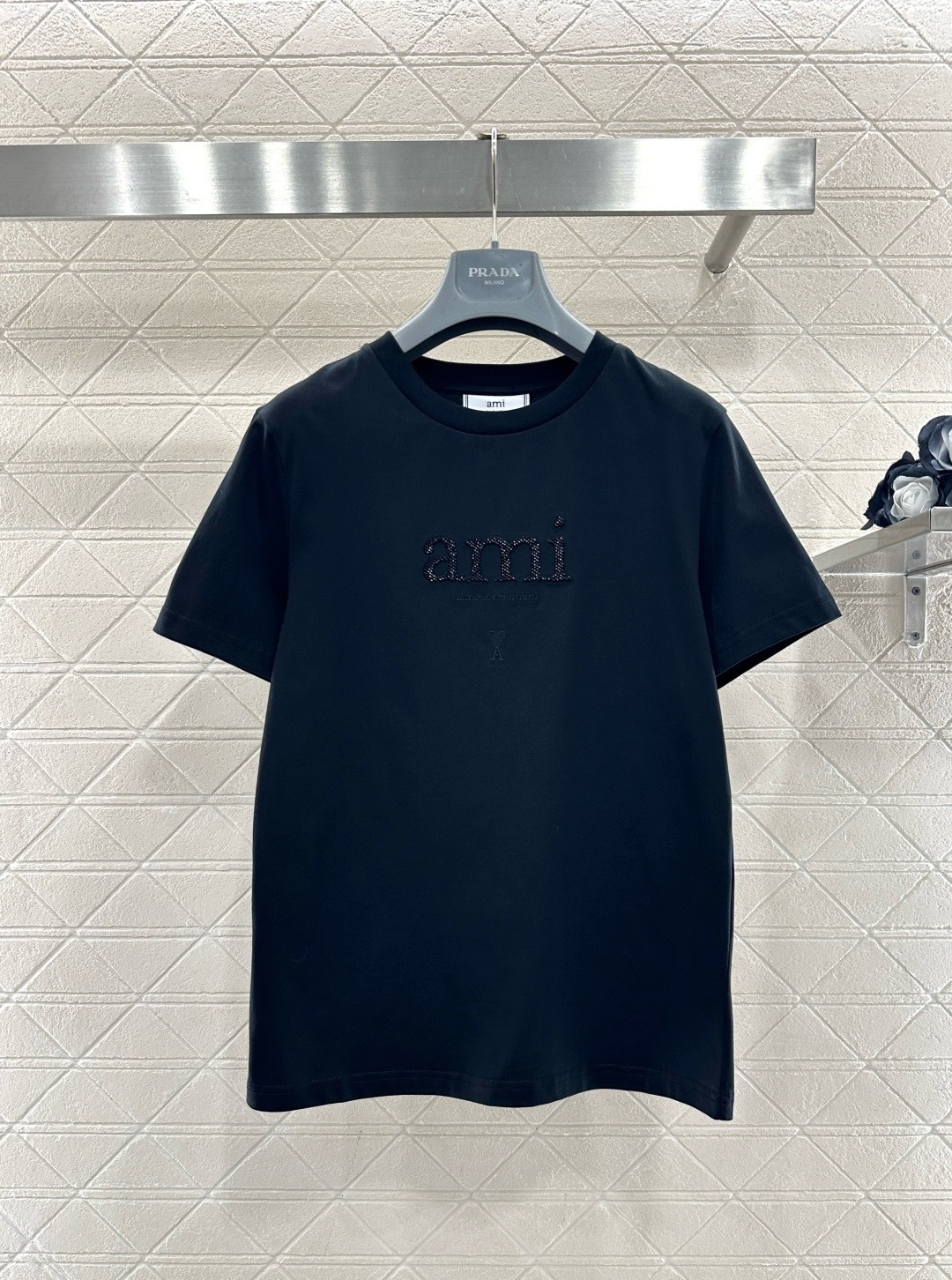 NO:697050,AMI and Alexander co-branded T-shirt, simple round neck design, light and breathable fabric, super comfortable to wear in spring and summer, white version with 'ami' embroidery, perfect details, multi-color optional, yellow, blue and black are all versatile, can be easily used for daily commuting or leisure, with both texture and fashion, it is a must-have item in the wardrobe!  Code number SML,,tees,t-shirt,19860909AMI与Alexander联名T恤,简约圆领设计,轻薄透气面料,春夏穿超舒服,白色款有“ami”刺绣,细节满分,多色可选,黄、蓝、黑都很百搭,日常通勤或休闲都能轻松驾驭,质感与时尚感兼具,是衣橱必备单品！ 码数SML,,tees，t-shirt,,Women's clothing