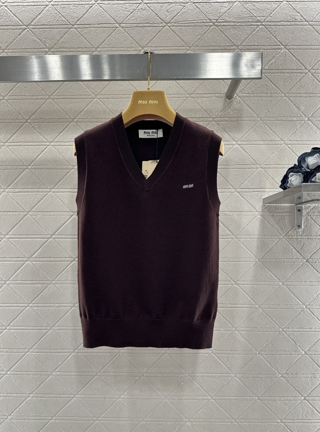 NO:697054,MiuMiu burgundy knitted vest, V-neck sleeveless design, simple and elegant, full of college style, high-quality knitted fabric, soft and comfortable, perfect for layering in autumn and winter. The burgundy color is low-key and elegant, and can be easily used for commuting, campus, and daily life. The brand logo on the chest has exquisite details and is highly recognizable. Pair it with a shirt or high collar to instantly enhance the layering and fashion sense. It is a must-have and versatile item for autumn and winter wardrobes!  Size SML,,miumiu,shirts,19860909MiuMiu酒红色针织马甲,V领无袖设计,简约大气,学院风满满,高品质针织面料,柔软舒适,秋冬叠穿超合适,酒红色低调优雅,通勤、校园、日常都能轻松驾驭,胸前品牌标识,细节精致,辨识度高,搭配衬衫或高领内搭,层次感和时尚感瞬间提升,是秋冬衣橱必备百搭单品！ 码数SML,,miumiu,shirts,,Women's clothing