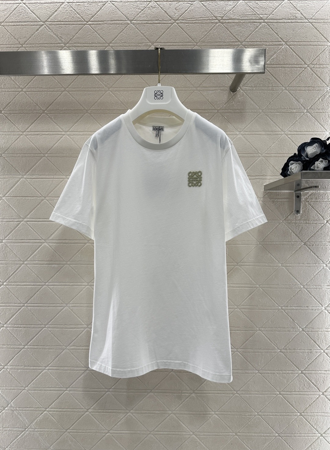 NO:697066,Loewe white embroidered short-sleeved T-shirt, this white short-sleeved T-shirt is made of pure cotton fabric, soft and breathable, super comfortable to wear in summer!  Brand embroidery logo on the chest, exquisite details, perfect recognition, round neck + shoulder cut, simple and versatile, easy to wear for commuting and leisure, white classic, no matter how you match it, it is a must-have basic style for summer wardrobe!  Size SML,,loewe,T-shirt,tees,t-shirt,19860909Loewe白色刺绣短袖T恤,这款白色短袖T恤,采用纯棉面料,柔软透气,夏天穿超舒服！胸前品牌刺绣Logo,细节精致,辨识度满分,圆领+正肩剪裁,简约百搭,通勤休闲都能轻松驾驭,白色经典,怎么搭都不出错,是夏季衣橱必备基础款！ 码数SML,,loewe,T-shirt,tees，t-shirt,,Women's clothing