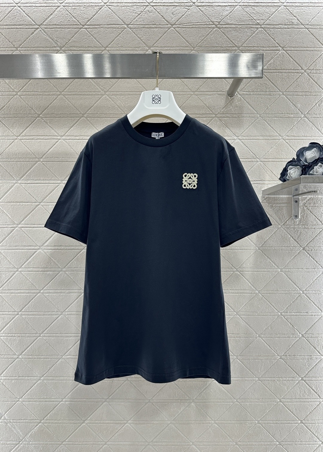 NO:697062,Loewe black embroidered short-sleeved T-shirt, this black short-sleeved T-shirt is made of pure cotton fabric, soft and breathable, super comfortable to wear in summer!  Brand embroidery logo on the chest, exquisite details, perfect recognition, round neck + shoulder cut, simple and versatile, easy to wear for commuting and leisure, black classic, no matter how you match it, it is a must-have basic style for summer wardrobe!  Size SML,,loewe,T-shirt,tees,t-shirt,19860909Loewe黑色刺绣短袖T恤,这款黑色短袖T恤,采用纯棉面料,柔软透气,夏天穿超舒服！胸前品牌刺绣Logo,细节精致,辨识度满分,圆领+正肩剪裁,简约百搭,通勤休闲都能轻松驾驭,黑色经典,怎么搭都不出错,是夏季衣橱必备基础款！ 码数SML,,loewe,T-shirt,tees，t-shirt,,Women's clothing