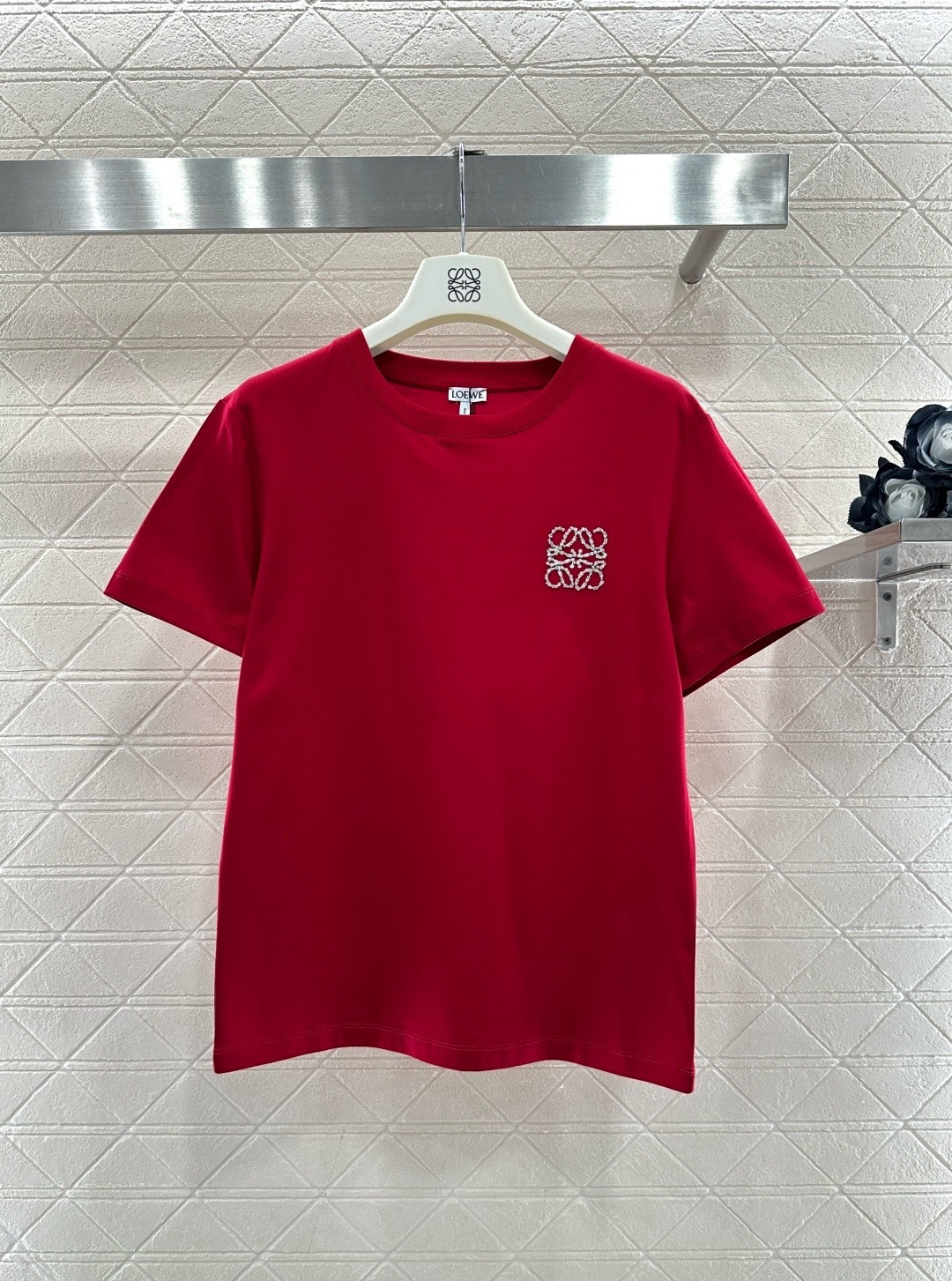 NO:697084,Loewe Anagram embroidered short-sleeved T-shirt is made of heavy combed cotton, soft and breathable, and super comfortable to wear in summer. The Anagram embroidery on the chest is very recognizable, simple and fashionable. It is available in three colors: white, red, and black. It is versatile and easy to match. The loose version is super friendly to the figure. It can be easily controlled by all body types, suitable for daily casual and couple wear. It is comfortable and stylish. It is a must-have item in the summer wardrobe!  Size SML,,loewe,loewe,T-shirt,tees,t-shirt,19860909Loewe罗意威Anagram刺绣短袖T恤,采用重磅精梳纯棉,柔软透气,夏天穿超舒服,胸前Anagram刺绣超有辨识度,简约又时髦,白色、红色、黑色三色可选,百搭不挑人,宽松版型对身材超友好,各种身材都能轻松驾驭日常休闲、情侣装都很合适,舒适又有设计感,是夏季衣橱必备单品！ 码数SML,,loewe,loewe,T-shirt,tees，t-shirt,,Women's clothing