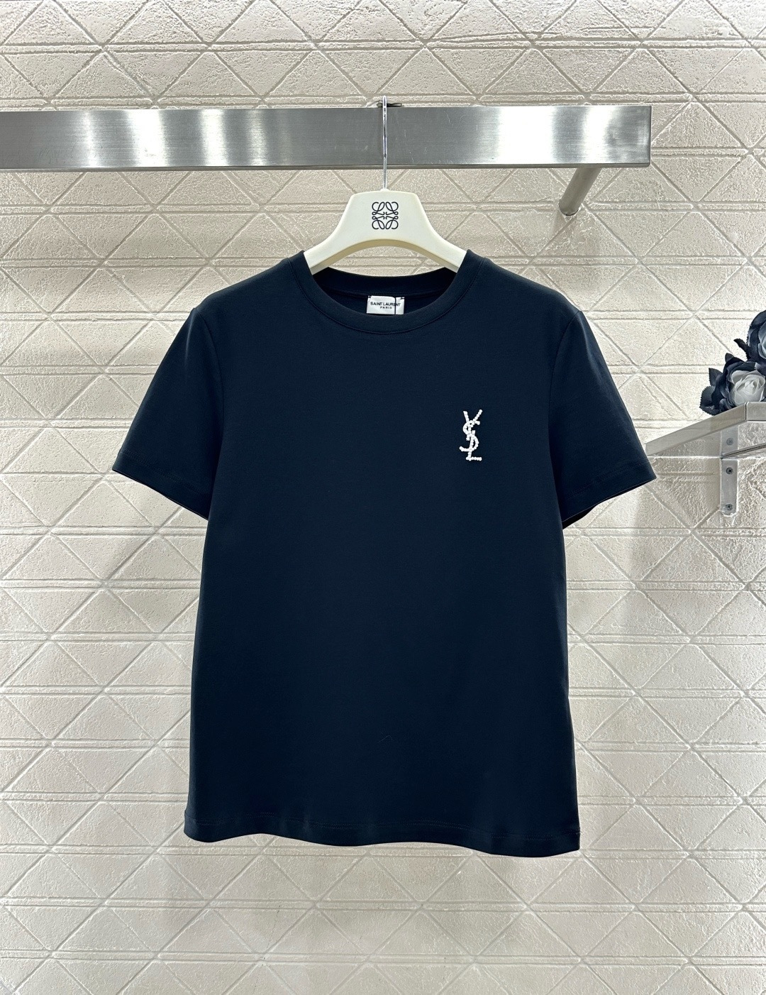 NO:697070,YSL classic embroidered short-sleeved T-shirt, made of pure cotton, soft and comfortable, very suitable for summer. The pony embroidery on the chest is very recognizable, simple and advanced. Available in white, orange and black, it is versatile and can be easily used for daily commuting and leisure. The round neck design fits the neck, and the tailoring is slim. It can be worn alone or layered, and it can easily create a fashionable layering!  ,,saint laurent,T-shirt,tees,t-shirt,19860909YSL经典刺绣短袖T恤,纯棉材质,柔软舒适,夏天穿超合适,胸前小马刺绣超有辨识度,简约又高级,白色、橙色、黑色三色可选,百搭不挑人,日常通勤、休闲都能轻松驾驭.圆领设计贴合颈部,剪裁修身,单穿或内搭都很OK,轻松打造时尚层次感！,,saint laurent,T-shirt,tees，t-shirt,,Women's clothing