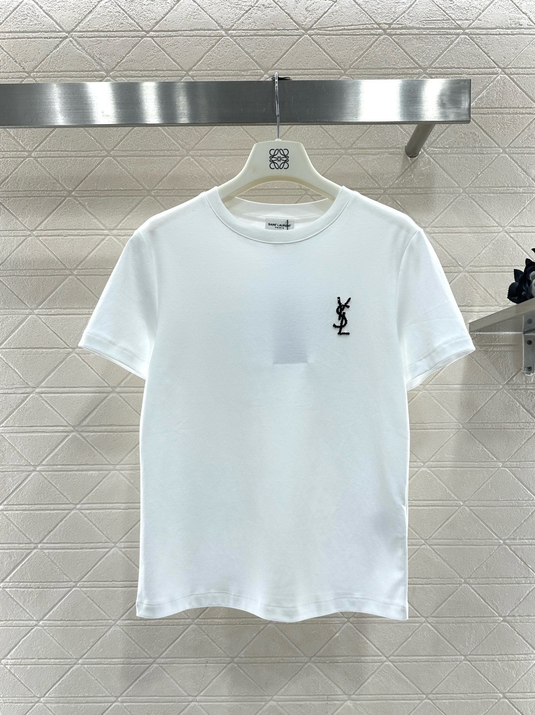 NO:697095,YSL classic embroidered short-sleeved T-shirt, made of pure cotton, soft and comfortable, very suitable for summer. The pony embroidery on the chest is very recognizable, simple and advanced. Available in white, orange and black, it is versatile and can be easily used for daily commuting and leisure. The round neck design fits the neck, and the tailoring is slim. It can be worn alone or layered, and it can easily create a fashionable layering!  ,,saint laurent,T-shirt,tees,t-shirt,19860909YSL经典刺绣短袖T恤,纯棉材质,柔软舒适,夏天穿超合适,胸前小马刺绣超有辨识度,简约又高级,白色、橙色、黑色三色可选,百搭不挑人,日常通勤、休闲都能轻松驾驭.圆领设计贴合颈部,剪裁修身,单穿或内搭都很OK,轻松打造时尚层次感！,,saint laurent,T-shirt,tees，t-shirt,,Women's clothing