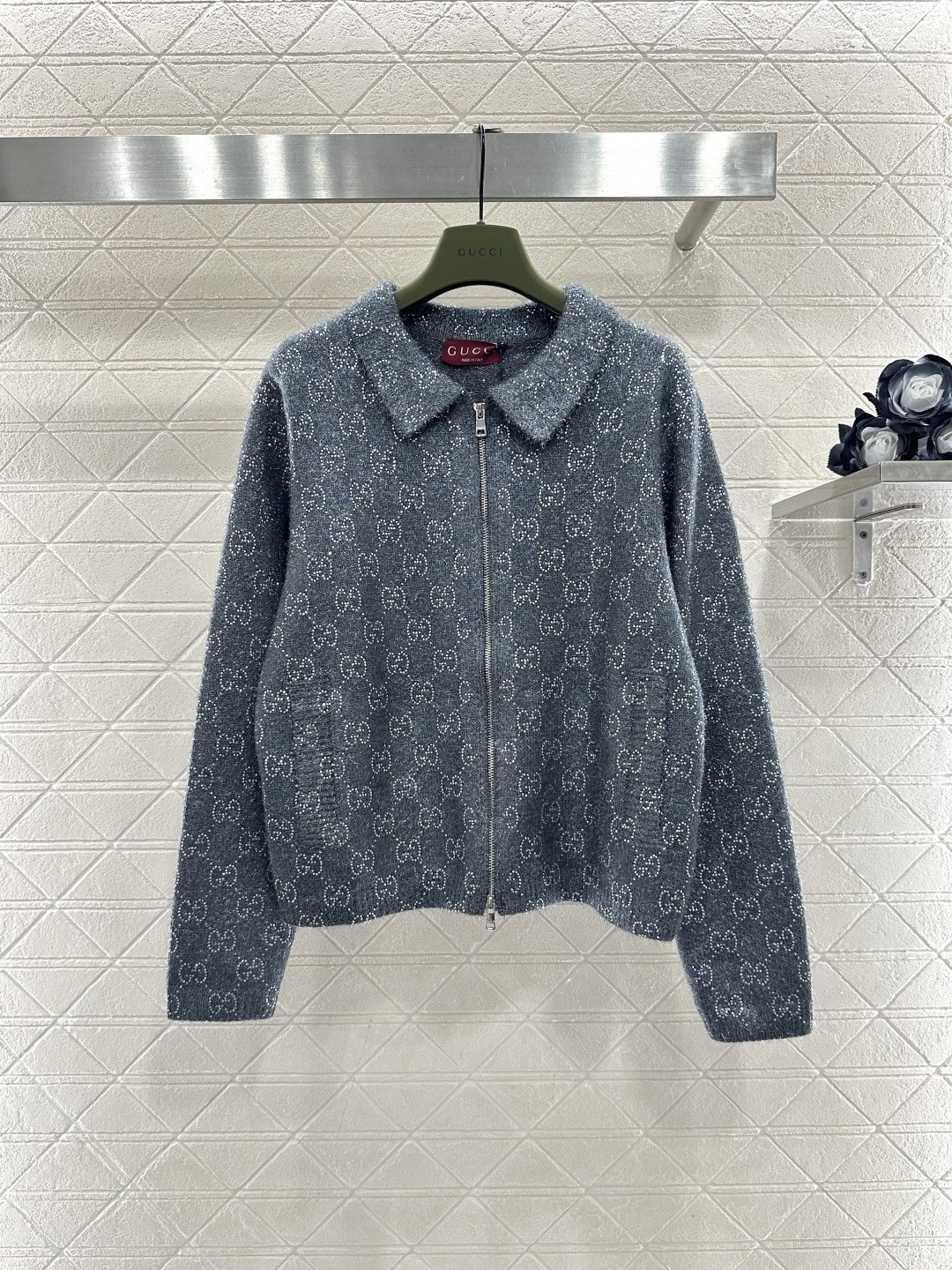 NO:697083,Gucci GG knitted jacquard zipper jacket, classic double G jacquard design, available in gray, red, and dark blue, high-quality wool blend, soft and warm, very suitable for autumn and winter, zipper closure + lapel design, casual and elegant, can be easily worn in daily or light formal occasions, paired with jeans or skirts, easy to get a sense of fashion, it is one of Gucci's iconic items!  Size SML,,gucci,skirts,jeans,jackets & coats,19860909Gucci GG针织提花拉链夹克,经典双G提花设计,灰色、红色、深蓝色三色可选,高品质羊毛混纺,柔软又保暖,秋冬穿超合适,拉链开合+翻领设计,休闲优雅兼具,日常或轻正式场合都能轻松驾驭,搭配牛仔裤或半裙,轻松get时尚感,是Gucci标志性单品之一！ 码数SML,,gucci,skirts,jeans,jackets & coats,,Women's clothing