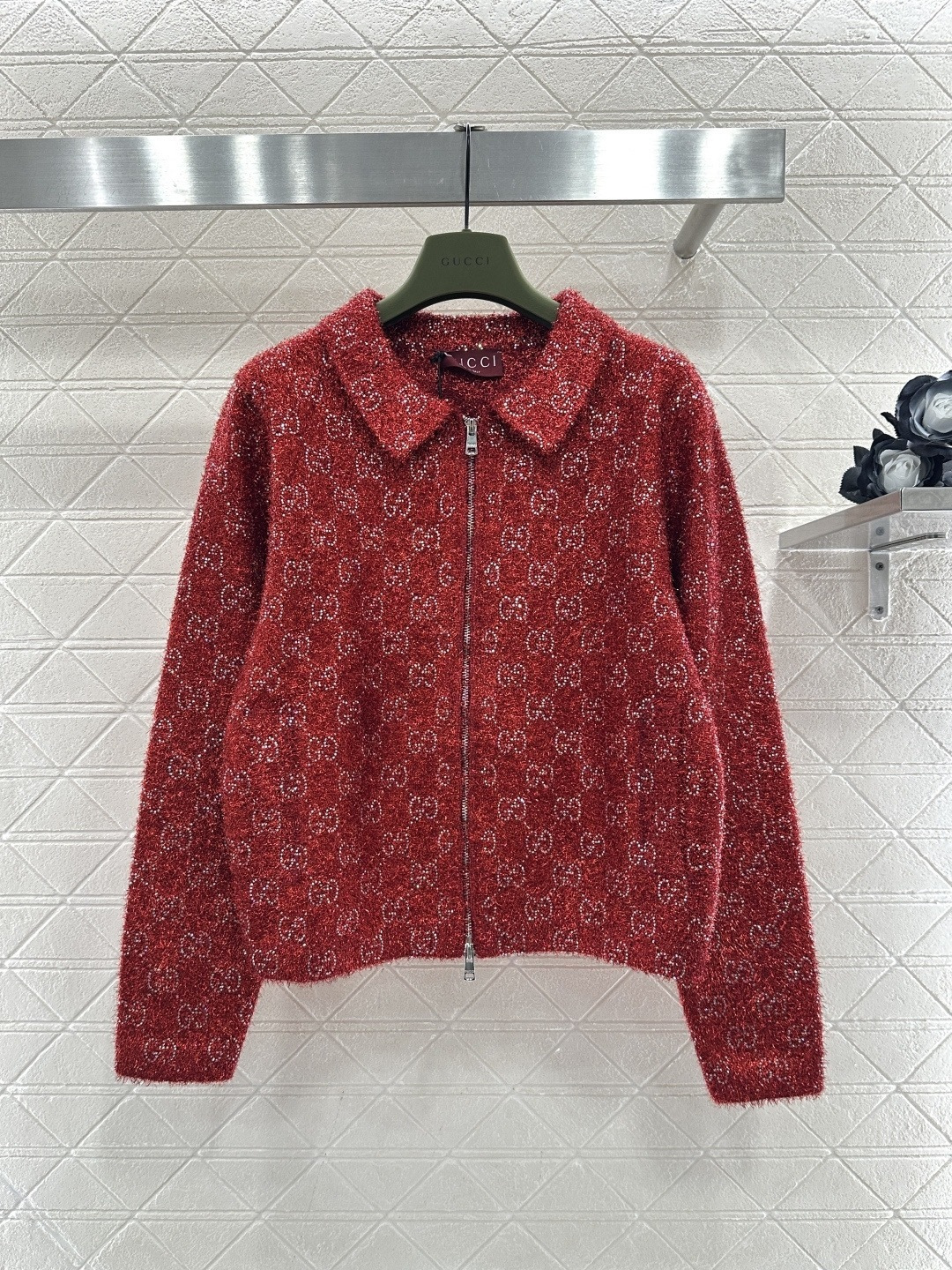 NO:697076,Gucci GG knitted jacquard zipper jacket, classic double G jacquard design, available in gray, red, and dark blue, high-quality wool blend, soft and warm, very suitable for autumn and winter, zipper closure + lapel design, casual and elegant, can be easily worn in daily or light formal occasions, paired with jeans or skirts, easy to get a sense of fashion, it is one of Gucci's iconic items!  Size SML,,gucci,skirts,jeans,jackets & coats,19860909Gucci GG针织提花拉链夹克,经典双G提花设计,灰色、红色、深蓝色三色可选,高品质羊毛混纺,柔软又保暖,秋冬穿超合适,拉链开合+翻领设计,休闲优雅兼具,日常或轻正式场合都能轻松驾驭,搭配牛仔裤或半裙,轻松get时尚感,是Gucci标志性单品之一！ 码数SML,,gucci,skirts,jeans,jackets & coats,,Women's clothing