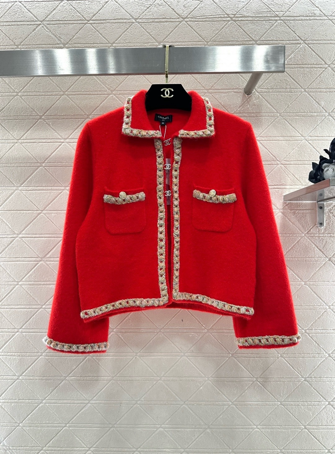 NO:697094,Chanel red tweed jacket, Chanel classic red tweed jacket, super eye-catching red tone, off-white braided trim + pearl buttons, full of details, neat short cut, full of French elegance, tweed material is light and warm, very suitable for autumn and winter, full of festive atmosphere, can be easily managed at New Year's parties and Christmas, paired with wool bottoming or high-waisted skirt, exquisite and fashionable, easily become the focus of the audience!  ,,chanel,chanel,skirts,jackets & coats,19860909Chanel红色粗花呢外套,香奈儿经典红色粗花呢外套,正红色调超吸睛,米白编织镶边+珍珠纽扣,细节满分,短款剪裁利落,法式优雅气质拉满,粗花呢材质轻薄又保暖,秋冬穿超合适,节日氛围感直接拉满,新年聚会、圣诞都能轻松驾驭,搭配羊毛打底或高腰裙,精致又时髦,轻松成为全场焦点！,,chanel,chanel,skirts,jackets & coats,,Women's clothing