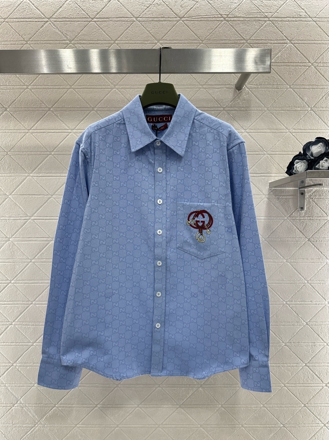 NO:697112,Gucci's limited-edition shirt for the Year of the Horse. It is sky blue with GG jacquard printed all over. It has a delicate texture and a loose fit that is super comfortable. The red Year of the Horse embroidery on the chest has a super festive atmosphere, which means 'success is imminent'. It is full of details and can be easily worn in daily life or festivals. It looks great with casual pants and jeans, and you can easily get a fashionable look!  Size SML,,gucci,jeans,shirts,19860909Gucci马年贺岁限定衬衫,天蓝色满印GG提花,质感细腻,宽松版型超舒适,胸前红色马年刺绣超有节日氛围,寓意“马到成功”,细节满分,日常或节日都能轻松驾驭,搭配休闲裤、牛仔裤都很出彩,轻松get时尚造型！ 码数SML,,gucci,jeans,shirts,,Women's clothing