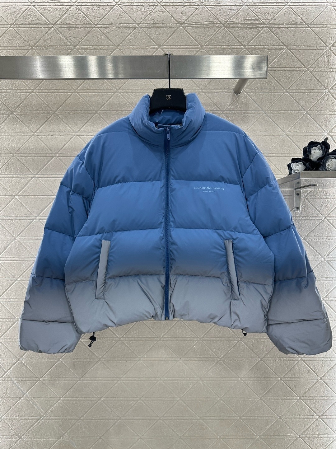 NO:697115,Alexander Wang stand-up collar dazzling luminous down jacket with dust bag. The gradient blue color is super eye-catching. The reflective fabric is very recognizable at night. It is filled with high-quality down and has perfect warmth retention. It is a must-have for autumn and winter. It has a short and loose fit. The stand-up collar design is practical and fashionable. It can be easily matched with jeans or casual pants. It is suitable for commuting and outdoor use. It is both fashionable and functional. It is loved by young people!  Size SML,,jeans,down jacket,19860909配防尘袋Alexander Wang立领炫彩夜光羽绒服,渐变蓝色超吸睛,反光面料在夜间超有辨识度,高品质羽绒填充,保暖力满分,秋冬出街必备,短款宽松版型,立领设计实用又时髦,轻松搭配牛仔裤或休闲裤,通勤、户外都很OK,时尚与功能兼备,年轻人超爱！ 码数SML,,jeans,down jacket,,Women's clothing