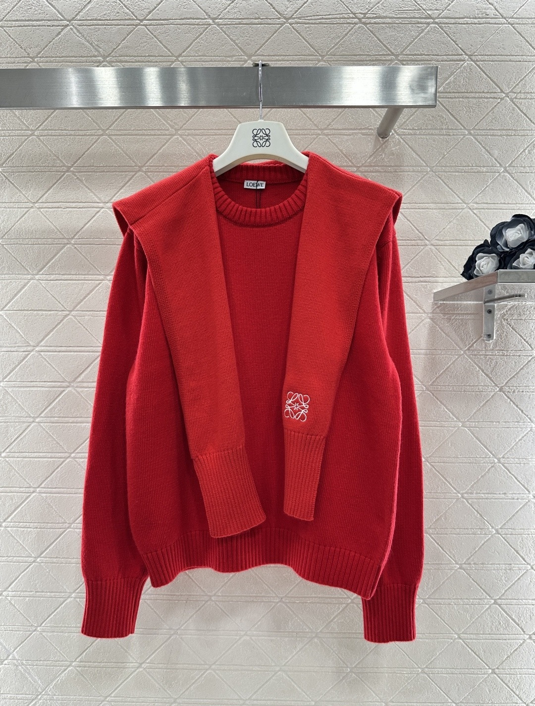 NO:697108,Loewe red knitted two-piece cardigan suit. This red knitted cardigan suit includes a round neck inner layer and a buttonless cardigan jacket. It is made of soft knitted fabric and is super comfortable to wear in autumn and winter. There is white embroidery on the left chest of the cardigan. The details are perfect. The overall is simple and elegant. The red color is super energetic. It can be easily worn during festivals or daily life. It goes well with jeans and casual pants. It is warm and fashionable, and can easily create a warm atmosphere!  Size SML,,loewe,jeans,jackets & coats,19860909Loewe红色针织连两件开衫套装,这套红色针织开衫套装包含圆领内搭和无扣开衫外套,柔软针织面料,秋冬穿超舒服,开衫左胸有白色刺绣,细节满分,整体简约大方,红色超显活力,节日或日常都能轻松驾驭,搭配牛仔裤、休闲裤都很OK,保暖又时髦,轻松打造温暖氛围感！ 码数SML,,loewe,jeans,jackets & coats,,Women's clothing