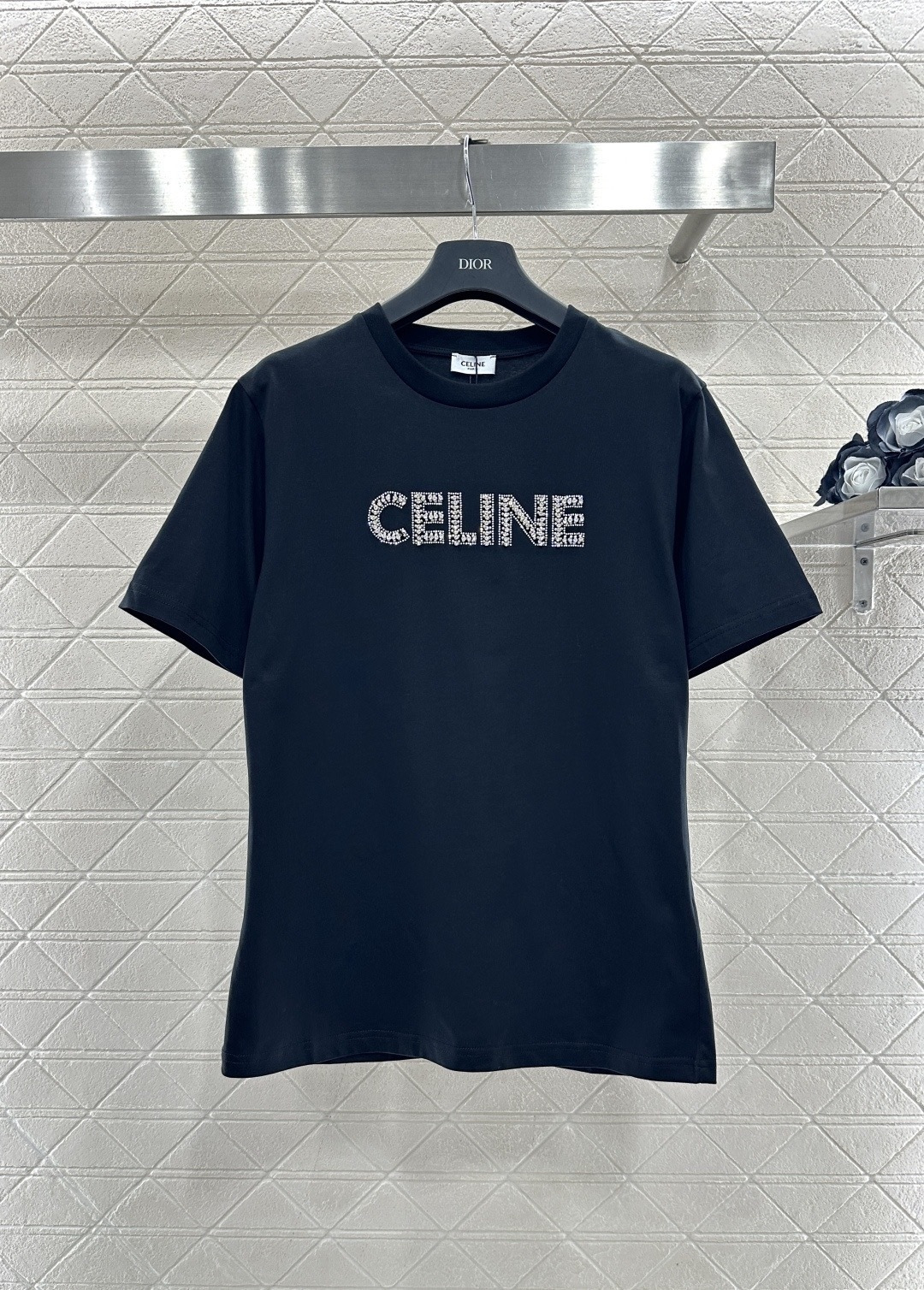 NO:697114,CELINE short-sleeved T-shirt with rhinestone letters, this black short-sleeved T-shirt is made of pure cotton fabric, soft and breathable, and super comfortable for daily wear. The 'CELINE' letters are rhinestoned on the front. The exquisite craftsmanship is eye-catching and highly recognizable. The round neck + loose fit accommodates a variety of body types. It can be easily matched with jeans or skirts. It is casual and fashionable, and can be easily used for commuting and parties!  Size SML,,celine,skirts,jeans,T-shirt,tees,t-shirt,19860909CELINE烫钻字母短袖T恤,这款黑色短袖T恤,采用纯棉面料,柔软透气,日常穿着超舒适,正面烫钻“CELINE”字母,精致工艺超吸睛,辨识度满分,圆领+宽松版型,包容多种身材,轻松搭配牛仔裤或半裙,休闲又时髦,通勤、聚会都能轻松驾驭！ 码数SML,,celine,skirts,jeans,T-shirt,tees，t-shirt,,Women's clothing