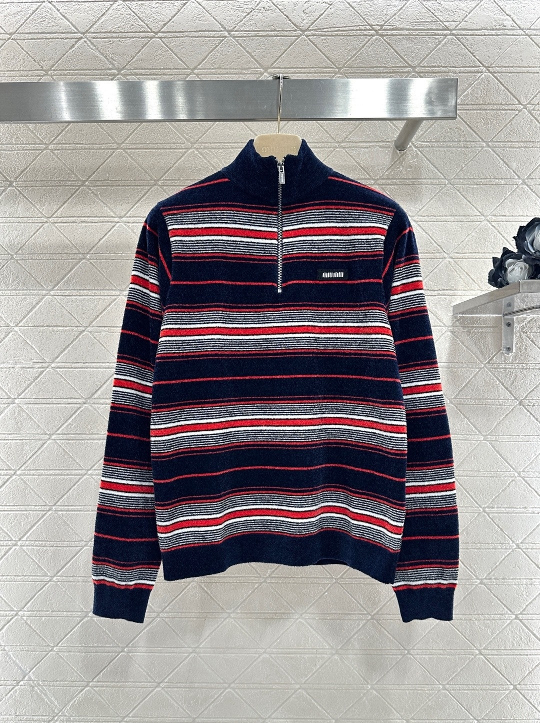 NO:697494,MiuMiu striped sweater, this striped sweater is full of college style, dark blue base with red, white and gray stripes, retro and energetic, soft knitted fabric, super comfortable to wear, a must-have for autumn and winter, zipper high collar design, warm and easy to put on and take off, loose fit and super slim, can be easily used for daily commuting or leisure, and it goes well with jeans or casual pants!  Code number SML,,miumiu,jeans,19860909MiuMiu 条纹针织衫,这款条纹针织衫,学院风满满,深蓝底配红白灰条纹,复古又活力,柔软针织面料,穿着超舒适,秋冬必备,拉链高领设计,保暖又方便穿脱,宽松版型超显瘦,日常通勤或休闲都能轻松驾驭,搭配牛仔裤或休闲裤都很OK！ 码数SML,,miumiu,jeans,,Women's clothing