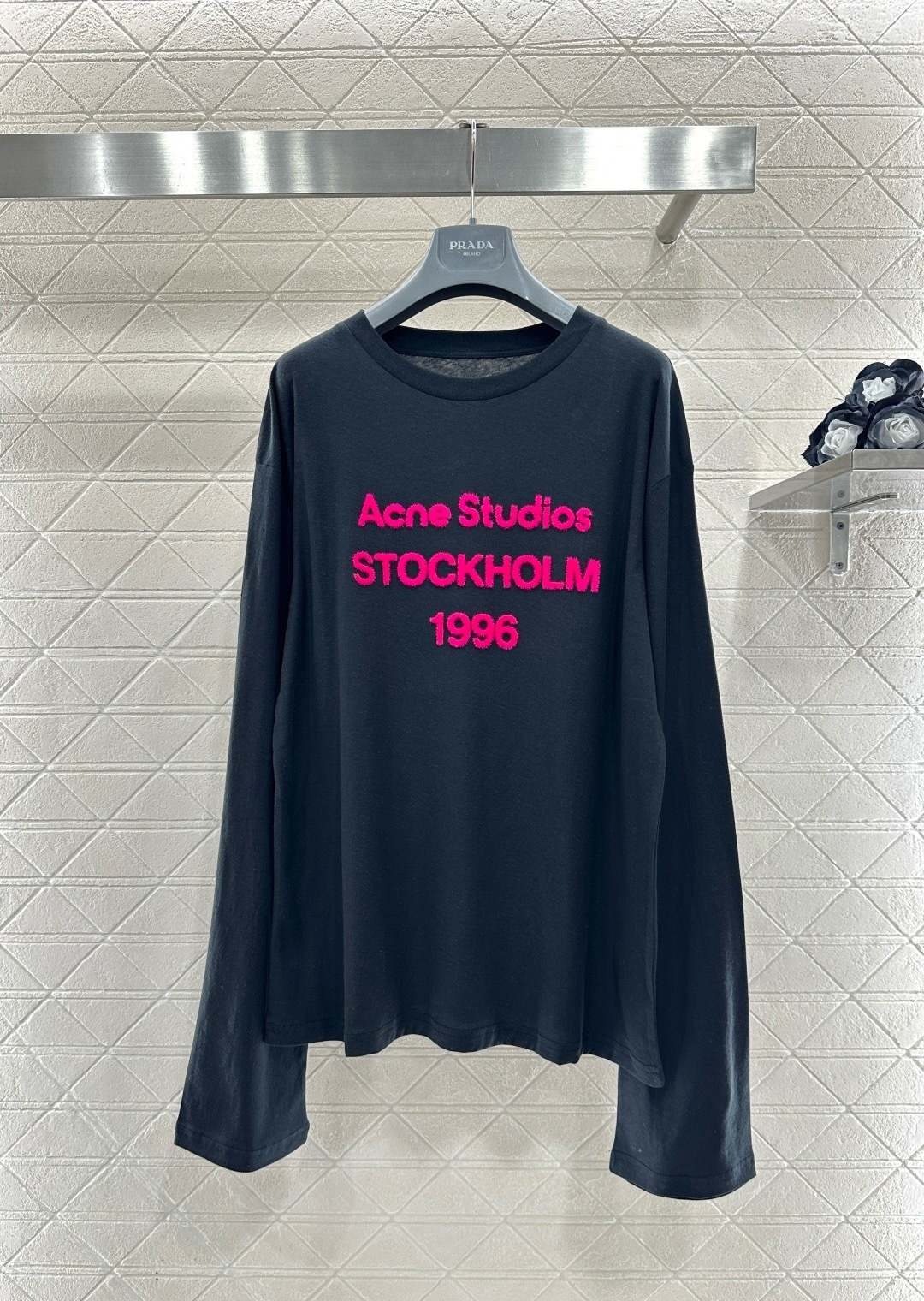 NO:697486,Acne Studios 1996 flocked long-sleeved T-shirt, made of white cotton, soft and comfortable, loose shoulder design, full of lazy and casual style, 'Acne Studios STOCKHOLM 1996' in red flocked letters on the front, feels furry, highly recognizable, limited edition for the New Year, full of festive atmosphere, great for daily wear or festival style, whether worn alone or layered, it can be easily matched with jeans and skirts, fashionable and versatile!  ,,acne studios,dior,skirts,jeans,tees,t-shirt,19860909Acne Studios 1996植绒长袖T恤,白色纯棉材质,柔软舒适,宽松落肩设计,慵懒随性风格满分,正面红色植绒字母“Acne Studios STOCKHOLM 1996”,触感毛茸茸,辨识度超高,新春限定款,节日氛围感拉满,日常穿搭或节日造型都很出彩,无论单穿还是内搭,轻松搭配牛仔裤、半裙,时髦又百搭！,,acne studios,dior,skirts,jeans,tees，t-shirt,,Women's clothing