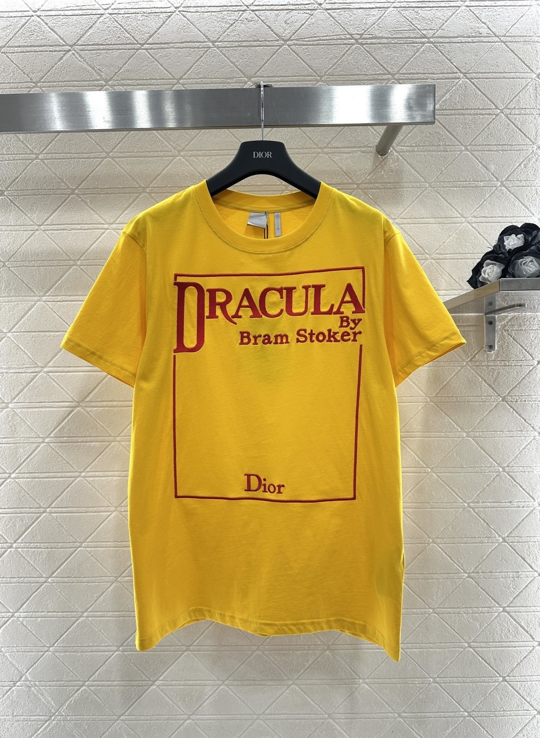 NO:697502,Dior 2026 spring and summer series short-sleeved T-shirt, designed by Jonathan Anderson, made of yellow cotton fabric, with the words 'LES FLEURS DU MAL' printed on the front, inspired by Baudelaire's poetry collection, with exquisite borders, full of artistic sense, loose fit, the same style for men and women, comfortable and fashionable, and can be easily used in daily or light formal occasions. Jonathan Anderson's fresh style makes Dior younger, and attention to detail is a must!  Size SML,,dior,T-shirt,tees,t-shirt,19860909Dior 2026春夏系列短袖T恤,由Jonathan Anderson设计,黄色棉质面料,正面印有“LES FLEURS DU MAL”字样,灵感源自波德莱尔诗集,搭配精致边框,艺术感满满,宽松版型,男女同款,舒适又时髦,日常或轻正式场合都能轻松驾驭,Jonathan Anderson的清新风格让Dior更年轻,细节控必入！码数SML,,dior,T-shirt,tees，t-shirt,,Women's clothing