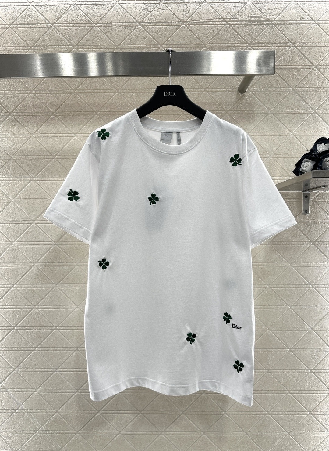 NO:697522,Dior's new spring and summer 2026 four-leaf clover embroidered T-shirt. This white short-sleeved T-shirt is embellished with green four-leaf clover embroidery. It is simple and highly recognizable. It is made of high-quality cotton and is soft and breathable. It is super comfortable for daily wear. It has a loose fit and accommodates a variety of body types. It is OK with casual pants or jeans. It is easy to get a sense of fashion. The four-leaf clover symbolizes luck. Wear it in spring and summer. It is full of energy and will turn heads when you go out.  Size SML,,dior,jeans,T-shirt,tees,t-shirt,19860909Dior 2026春夏新品四叶草刺绣T恤,这款白色短袖T恤,点缀绿色四叶草刺绣,简约又超有辨识度,高品质棉料,柔软透气,日常穿着超舒适,宽松版型,包容多种身材,随便搭配休闲裤或牛仔裤都很OK,轻松get时尚感,四叶草象征幸运,春夏季节穿它,活力满满,出街回头率up 码数SML,,dior,jeans,T-shirt,tees，t-shirt,,Women's clothing