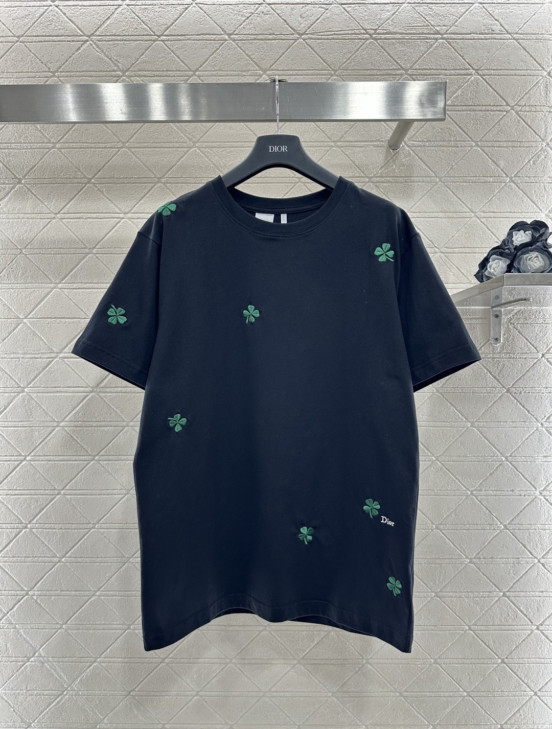 NO:697527,Dior's new spring and summer 2026 four-leaf clover embroidered T-shirt. This white short-sleeved T-shirt is embellished with green four-leaf clover embroidery. It is simple and highly recognizable. It is made of high-quality cotton and is soft and breathable. It is super comfortable for daily wear. It has a loose fit and accommodates a variety of body types. It is OK with casual pants or jeans. It is easy to get a sense of fashion. The four-leaf clover symbolizes luck. Wear it in spring and summer. It is full of energy and will turn heads when you go out.  Size SML,,dior,jeans,T-shirt,tees,t-shirt,19860909Dior 2026春夏新品四叶草刺绣T恤,这款白色短袖T恤,点缀绿色四叶草刺绣,简约又超有辨识度,高品质棉料,柔软透气,日常穿着超舒适,宽松版型,包容多种身材,随便搭配休闲裤或牛仔裤都很OK,轻松get时尚感,四叶草象征幸运,春夏季节穿它,活力满满,出街回头率up 码数SML,,dior,jeans,T-shirt,tees，t-shirt,,Women's clothing