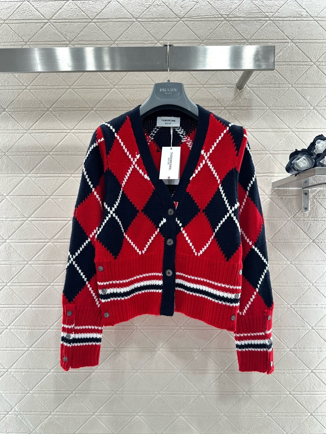 NO:697451,Thom Browne red rhombus knitted cardigan, classic red rhombus knitted cardigan, made of wool, soft and warm, very suitable for autumn and winter, red and black contrast + white lines, full of college style, V-neck + short design, tall and slim, button details are super exquisite, paired with pleated skirt or high-waisted pants, you can easily get a retro college style, can be worn for commuting, festivals, and daily life, it is a must-have and versatile item for autumn and winter wardrobes!  Code numberSML,,skirts,19860909Thom Browne 红色菱格针织开衫,经典红色菱格针织开衫,羊毛材质,柔软又保暖,秋冬穿超合适,红黑撞色+白色线条,学院风满满,V领+短款设计,显高显瘦,纽扣细节超精致,搭配百褶裙或高腰裤,轻松get复古学院风,通勤、节日、日常都能穿,是秋冬衣橱必备百搭单品！码数SML,,skirts,,Women's clothing