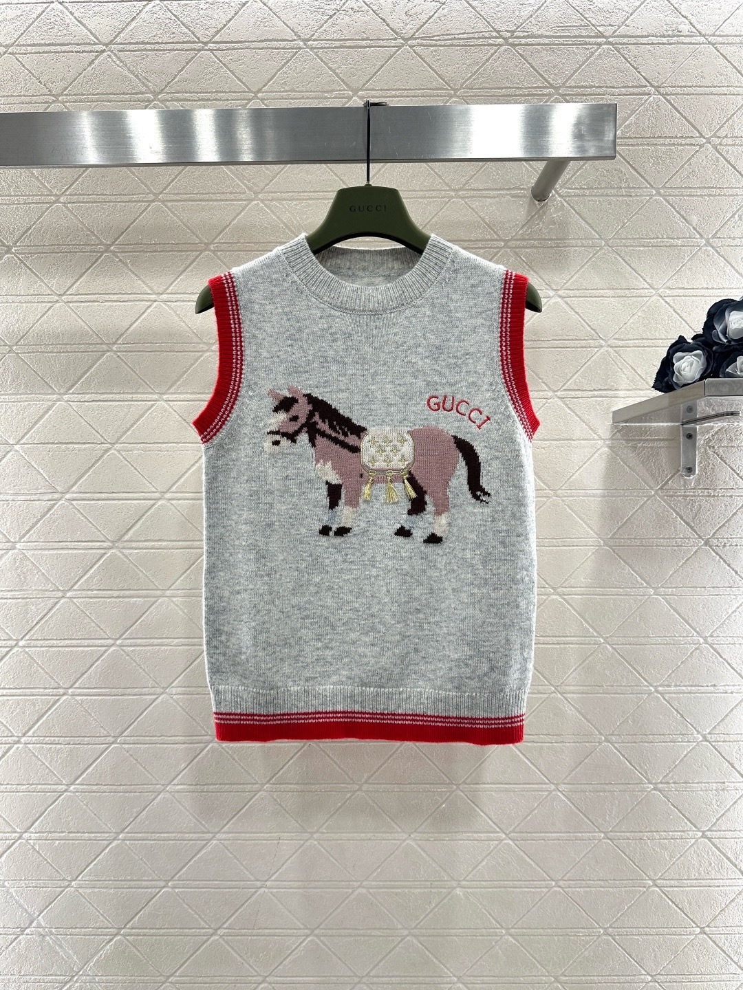 NO:697474,Gucci horse pattern knitted vest, gray wool blend, soft and warm, very suitable for autumn and winter, with horse + saddle embroidery on the front, exquisite details, full of brand sense. Red stripe border embellishment, full of college style, looks great when layered with shirts or worn alone, loose fit, comfortable and fashionable, can be easily worn in daily life or festivals, and it goes well with skirts and jeans!  Size SML,,gucci,skirts,jeans,shirts,19860909Gucci马图案针织马甲,灰色羊毛混纺,柔软又保暖,秋冬穿超合适,正面马匹+马鞍刺绣,细节精致,品牌感满满.红色条纹边框点缀,学院风十足,叠穿衬衫或单穿都很出彩,宽松版型,舒适又时髦,日常或节日都能轻松驾驭,搭配半裙、牛仔裤都很OK！码数SML,,gucci,skirts,jeans,shirts,,Women's clothing