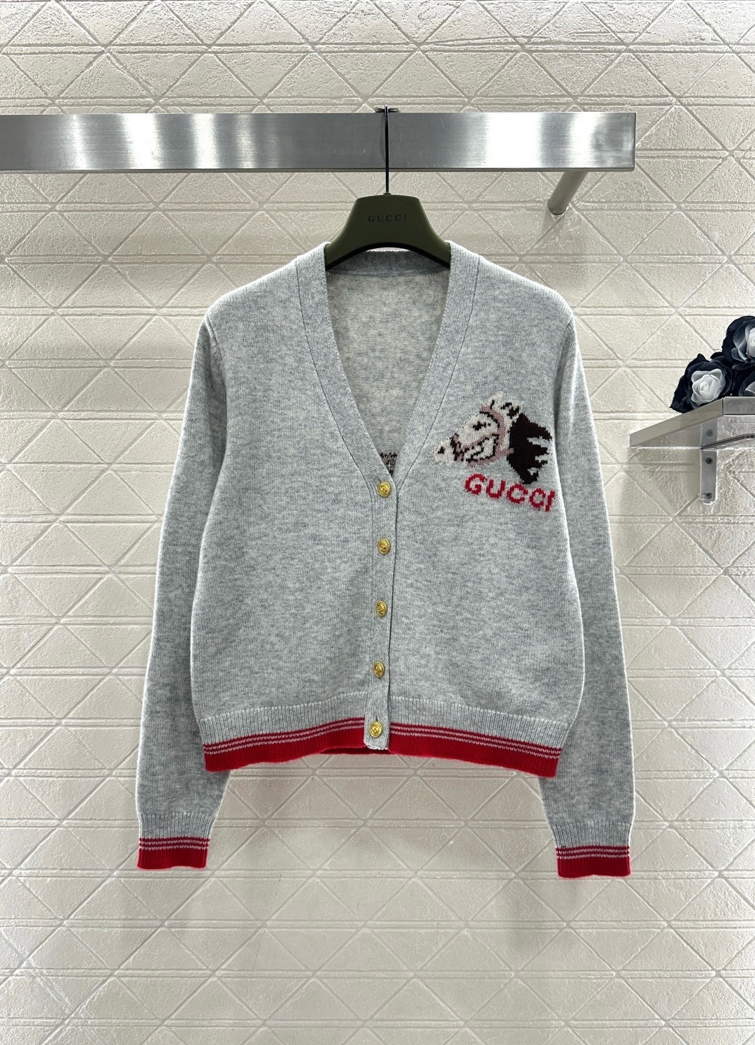 NO:707897,Gucci horsehead embroidered knitted cardigan, made of high-quality wool blend, soft and warm, V-neck + metal button design, super easy to put on and take off, horsehead embroidery + brand letters on the front, perfect recognition, full of luxury, gray and red color matching, red and gray striped cuffs and hem, ultra-fine details, can be easily used in daily casual or light luxury occasions, and it looks great with shirts and dresses!  Size SML,,gucci,skirts,shirts,19860909Gucci马头刺绣针织开衫,采用高品质羊毛混纺,柔软又保暖,V领+金属纽扣设计,穿脱超方便,正面马头刺绣+品牌字母,辨识度满分,奢华感拉满,灰色和红色配色,红灰条纹袖口下摆,细节超精致,日常休闲或轻奢场合都能轻松驾驭,搭配衬衫、连衣裙都很出彩哦！ 码数SML,,gucci,skirts,shirts,,Women's clothing
