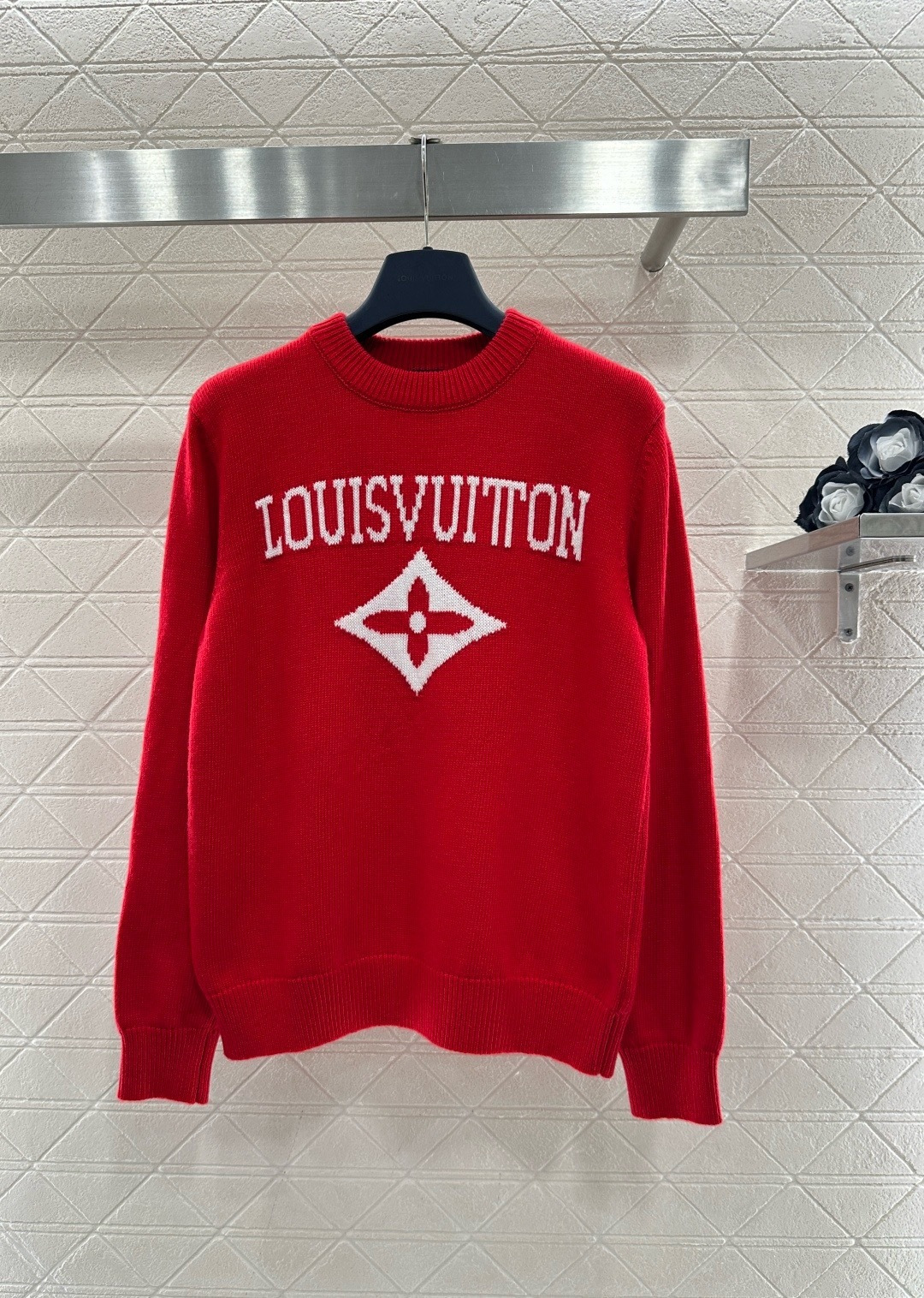 NO:707936,LV red and blue knitted sweater. This red knitted sweater has brand letters and classic Monogram pattern on the front. It is highly recognizable. It is made of high-quality wool. It is soft and warm. It is very suitable for autumn and winter. It has a loose fit and round neck design. It is comfortable and versatile. It can be easily used in daily casual or street style. The bright red color is super eye-catching. Pair it with dark trousers or jeans to easily create a fashionable look!  Code number SML,,louis vuitton,jeans,sweaters,19860909LV红蓝两色针织毛衣,这款红色针织毛衣,正面有品牌字母和经典Monogram图案,辨识度超高,高品质羊毛材质,柔软又保暖,秋冬穿超合适,宽松版型+圆领设计,舒适百搭,日常休闲或街头风都能轻松驾驭,鲜艳红色超吸睛,搭配深色裤装或牛仔裤,轻松打造时尚造型！码数SML,,louis vuitton,jeans,sweaters,,Women's clothing