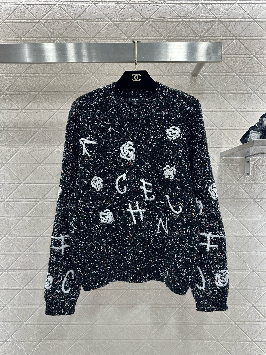 NO:707905,Chanel camellia knitted sweater, Chanel's classic camellia knitted sweater, is made of high-quality wool yarn, soft and skin-friendly, super comfortable to wear in autumn and winter, round neck and loose fit, black + pink variegated yarn, embellished with white/black camellia and letter embroidery, retro and fashionable, camellia is Chanel's iconic element, full of elegance, can be easily worn in daily or formal occasions, it looks great with trousers and skirts, and can easily create a high-end look!  Code numberSML,,chanel,chanel,skirts,sweaters,19860909Chanel山茶花针织毛衣,香奈儿经典山茶花针织毛衣,采用高品质羊毛纱线,柔软亲肤,秋冬穿超舒服,圆领宽松版型,黑色+粉色杂色纱线,点缀白色/黑色山茶花和字母刺绣,复古又时髦,山茶花是Chanel标志性元素,优雅气质满分,日常或正式场合都能轻松驾驭,搭配裤装裙装都很出彩,轻松打造高级感穿搭！码数SML,,chanel,chanel,skirts,sweaters,,Women's clothing