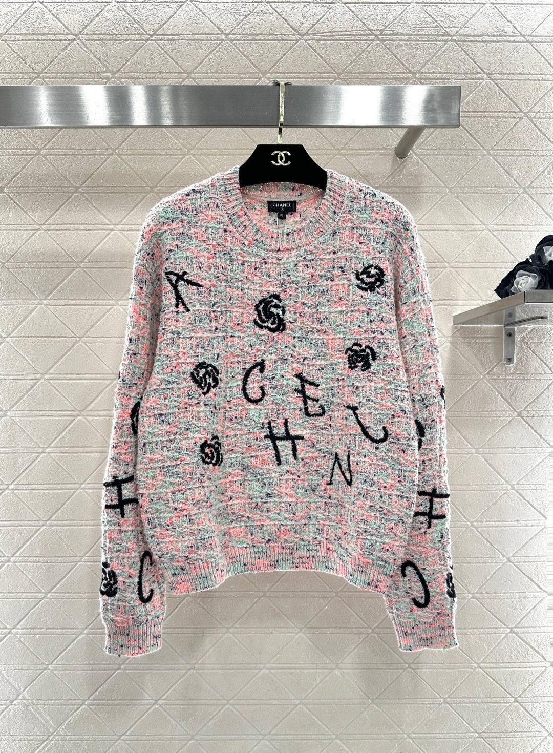 NO:707896,Chanel camellia knitted sweater, Chanel's classic camellia knitted sweater, is made of high-quality wool yarn, soft and skin-friendly, super comfortable to wear in autumn and winter, round neck and loose fit, black + pink variegated yarn, embellished with white/black camellia and letter embroidery, retro and fashionable, camellia is Chanel's iconic element, full of elegance, can be easily worn in daily or formal occasions, it looks great with trousers and skirts, and can easily create a high-end look!  Code numberSML,,chanel,chanel,skirts,sweaters,19860909Chanel山茶花针织毛衣,香奈儿经典山茶花针织毛衣,采用高品质羊毛纱线,柔软亲肤,秋冬穿超舒服,圆领宽松版型,黑色+粉色杂色纱线,点缀白色/黑色山茶花和字母刺绣,复古又时髦,山茶花是Chanel标志性元素,优雅气质满分,日常或正式场合都能轻松驾驭,搭配裤装裙装都很出彩,轻松打造高级感穿搭！码数SML,,chanel,chanel,skirts,sweaters,,Women's clothing